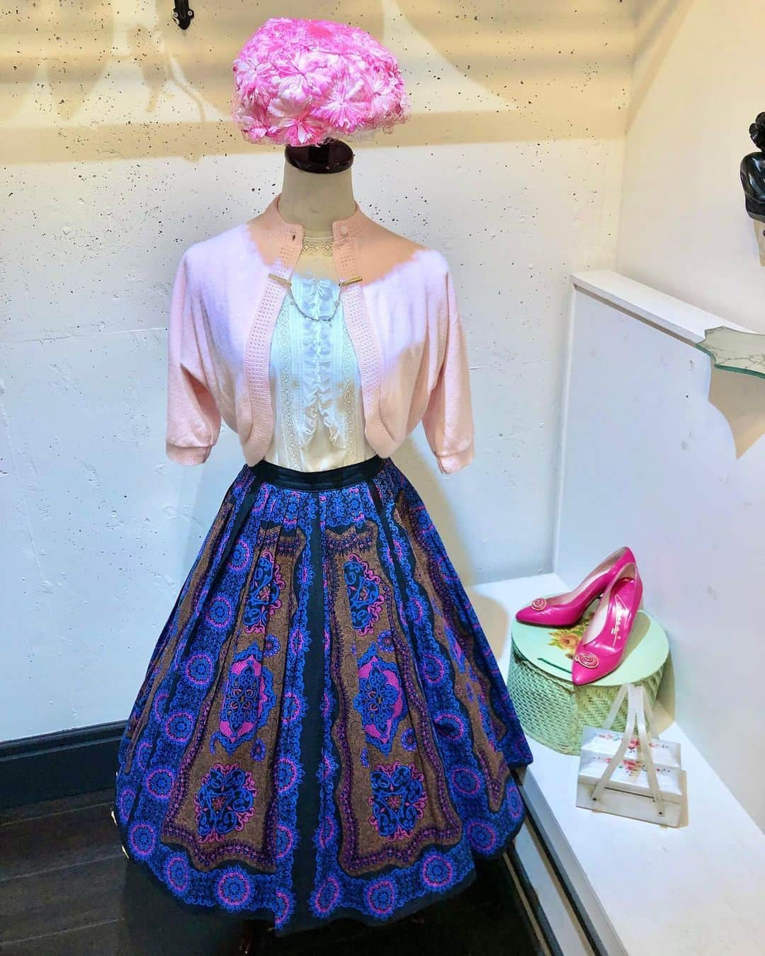 NUTTY Vintage&Collectibleのインスタグラム：「🌷NEW ARRIVAL🌷  ▫︎Vintage Blue & Pink paisley skirt:new! ▫︎Vintage Pink knit borero:new! ▫︎50s "Weber" Nylon blouse ▫︎60s Pink flower hat:new! ▫︎Vintage gold & pearl sweater guard clip ▫︎50s-60s White plastic bag  ショッキングピンクにブルーがかっこいいVintageスカートが入荷いたしました！ 現代ファッションにもよく馴染む黒ベースに、均整のとれた線対称なペイズリー柄です。  同じく新入荷のハットにボレロで、青みピンクがパンチのあるスタイリング⚡️  styling:sally  ┈┈┈┈┈┈┈┈┈┈┈┈┈┈┈┈┈ 【NUTTY通販について】 ⚫︎SNS掲載商品は通販可能です。お気軽にDMにてお問い合わせ下さい。 ⚫︎＜ONLINE STORE＞http://nutty.theshop.jp/ （プロフィールページURLよりアクセス出来ます） ┈┈┈┈┈┈┈┈┈┈┈┈┈┈┈┈┈  #nuttyvintage#vintage #vintagefashion#南堀江#1930s#1940s#1950s#1960s#1970s #1980s #80s #ヴィンテージ#Vintageknit#1950sfashion#1960sfasion #1950sskirt#vintagehat#lucite#lucitejewelry #paisleyskirt#shockingpink#collectivejewelry #ootd #vintageootd」