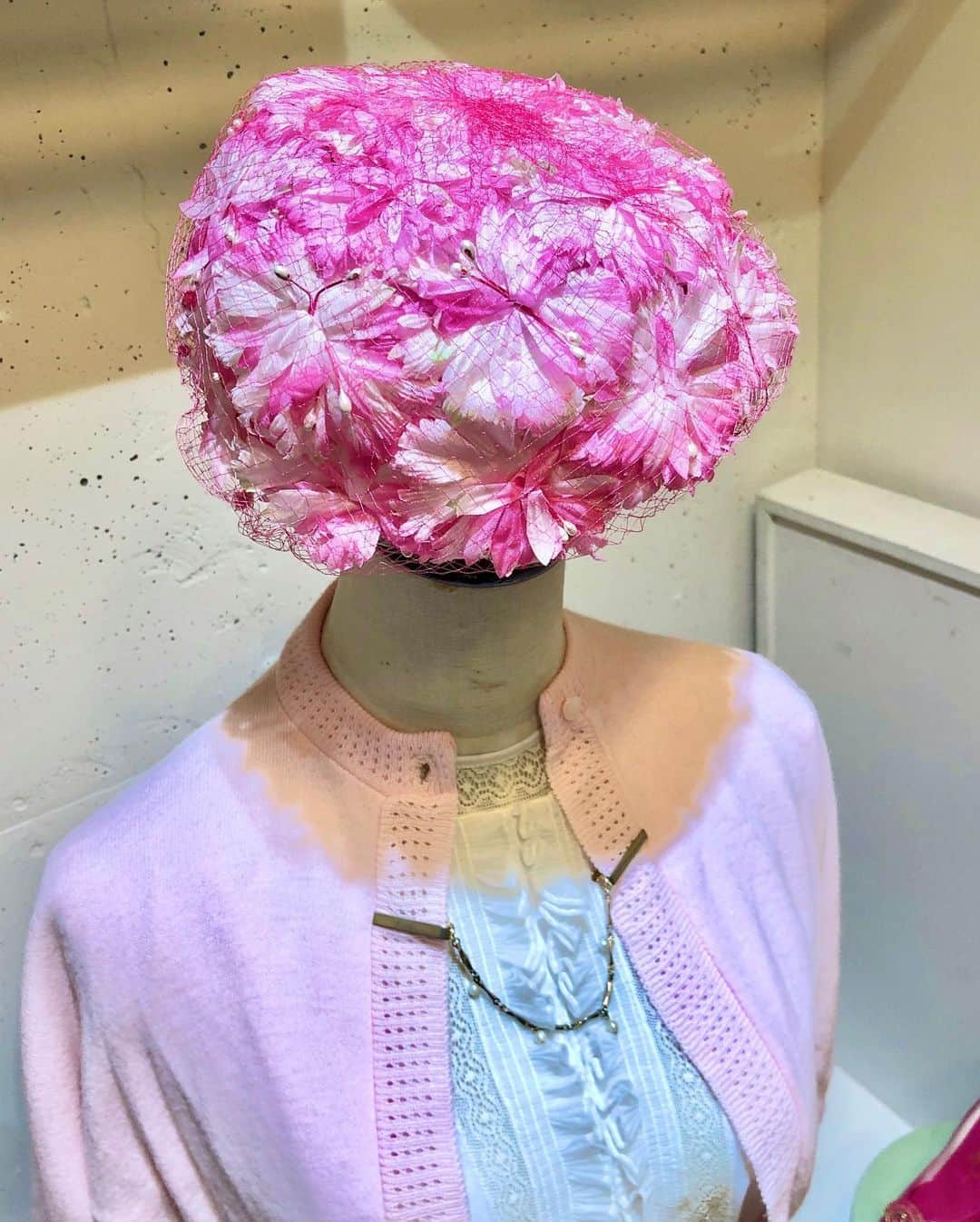 NUTTY Vintage&Collectibleさんのインスタグラム写真 - (NUTTY Vintage&CollectibleInstagram)「🌷NEW ARRIVAL🌷  ▫︎Vintage Blue & Pink paisley skirt:new! ▫︎Vintage Pink knit borero:new! ▫︎50s "Weber" Nylon blouse ▫︎60s Pink flower hat:new! ▫︎Vintage gold & pearl sweater guard clip ▫︎50s-60s White plastic bag  ショッキングピンクにブルーがかっこいいVintageスカートが入荷いたしました！ 現代ファッションにもよく馴染む黒ベースに、均整のとれた線対称なペイズリー柄です。  同じく新入荷のハットにボレロで、青みピンクがパンチのあるスタイリング⚡️  styling:sally  ┈┈┈┈┈┈┈┈┈┈┈┈┈┈┈┈┈ 【NUTTY通販について】 ⚫︎SNS掲載商品は通販可能です。お気軽にDMにてお問い合わせ下さい。 ⚫︎＜ONLINE STORE＞http://nutty.theshop.jp/ （プロフィールページURLよりアクセス出来ます） ┈┈┈┈┈┈┈┈┈┈┈┈┈┈┈┈┈  #nuttyvintage#vintage #vintagefashion#南堀江#1930s#1940s#1950s#1960s#1970s #1980s #80s #ヴィンテージ#Vintageknit#1950sfashion#1960sfasion #1950sskirt#vintagehat#lucite#lucitejewelry #paisleyskirt#shockingpink#collectivejewelry #ootd #vintageootd」5月26日 13時31分 - nutty_vintage