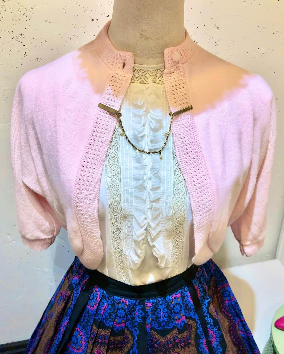 NUTTY Vintage&Collectibleさんのインスタグラム写真 - (NUTTY Vintage&CollectibleInstagram)「🌷NEW ARRIVAL🌷  ▫︎Vintage Blue & Pink paisley skirt:new! ▫︎Vintage Pink knit borero:new! ▫︎50s "Weber" Nylon blouse ▫︎60s Pink flower hat:new! ▫︎Vintage gold & pearl sweater guard clip ▫︎50s-60s White plastic bag  ショッキングピンクにブルーがかっこいいVintageスカートが入荷いたしました！ 現代ファッションにもよく馴染む黒ベースに、均整のとれた線対称なペイズリー柄です。  同じく新入荷のハットにボレロで、青みピンクがパンチのあるスタイリング⚡️  styling:sally  ┈┈┈┈┈┈┈┈┈┈┈┈┈┈┈┈┈ 【NUTTY通販について】 ⚫︎SNS掲載商品は通販可能です。お気軽にDMにてお問い合わせ下さい。 ⚫︎＜ONLINE STORE＞http://nutty.theshop.jp/ （プロフィールページURLよりアクセス出来ます） ┈┈┈┈┈┈┈┈┈┈┈┈┈┈┈┈┈  #nuttyvintage#vintage #vintagefashion#南堀江#1930s#1940s#1950s#1960s#1970s #1980s #80s #ヴィンテージ#Vintageknit#1950sfashion#1960sfasion #1950sskirt#vintagehat#lucite#lucitejewelry #paisleyskirt#shockingpink#collectivejewelry #ootd #vintageootd」5月26日 13時31分 - nutty_vintage