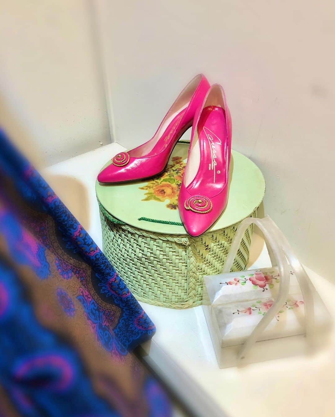 NUTTY Vintage&Collectibleさんのインスタグラム写真 - (NUTTY Vintage&CollectibleInstagram)「🌷NEW ARRIVAL🌷  ▫︎Vintage Blue & Pink paisley skirt:new! ▫︎Vintage Pink knit borero:new! ▫︎50s "Weber" Nylon blouse ▫︎60s Pink flower hat:new! ▫︎Vintage gold & pearl sweater guard clip ▫︎50s-60s White plastic bag  ショッキングピンクにブルーがかっこいいVintageスカートが入荷いたしました！ 現代ファッションにもよく馴染む黒ベースに、均整のとれた線対称なペイズリー柄です。  同じく新入荷のハットにボレロで、青みピンクがパンチのあるスタイリング⚡️  styling:sally  ┈┈┈┈┈┈┈┈┈┈┈┈┈┈┈┈┈ 【NUTTY通販について】 ⚫︎SNS掲載商品は通販可能です。お気軽にDMにてお問い合わせ下さい。 ⚫︎＜ONLINE STORE＞http://nutty.theshop.jp/ （プロフィールページURLよりアクセス出来ます） ┈┈┈┈┈┈┈┈┈┈┈┈┈┈┈┈┈  #nuttyvintage#vintage #vintagefashion#南堀江#1930s#1940s#1950s#1960s#1970s #1980s #80s #ヴィンテージ#Vintageknit#1950sfashion#1960sfasion #1950sskirt#vintagehat#lucite#lucitejewelry #paisleyskirt#shockingpink#collectivejewelry #ootd #vintageootd」5月26日 13時31分 - nutty_vintage