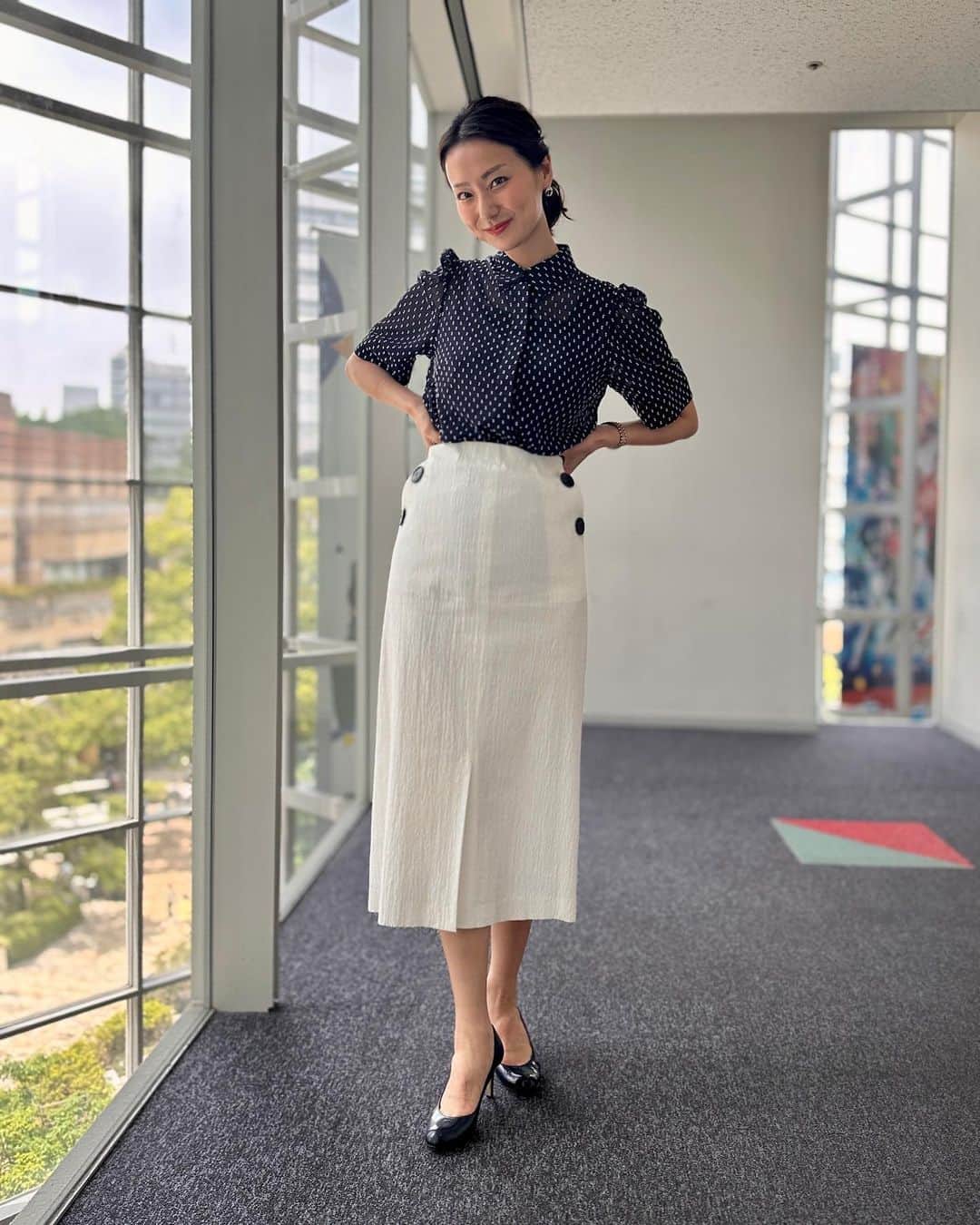 のインスタグラム：「⁡ こんにちは〜 今日も13:49から午後ニュース担当です☺️ ⁡ #ootd #Top ... #Newans #Skirt ...#ApaiserLame ⁡ ネイビー×ホワイトはこれからたくさん着たくなりますねえ🙆‍♀️ ⁡ #テレビ朝日 #アナウンサー #本間智恵 #ANNニュース」