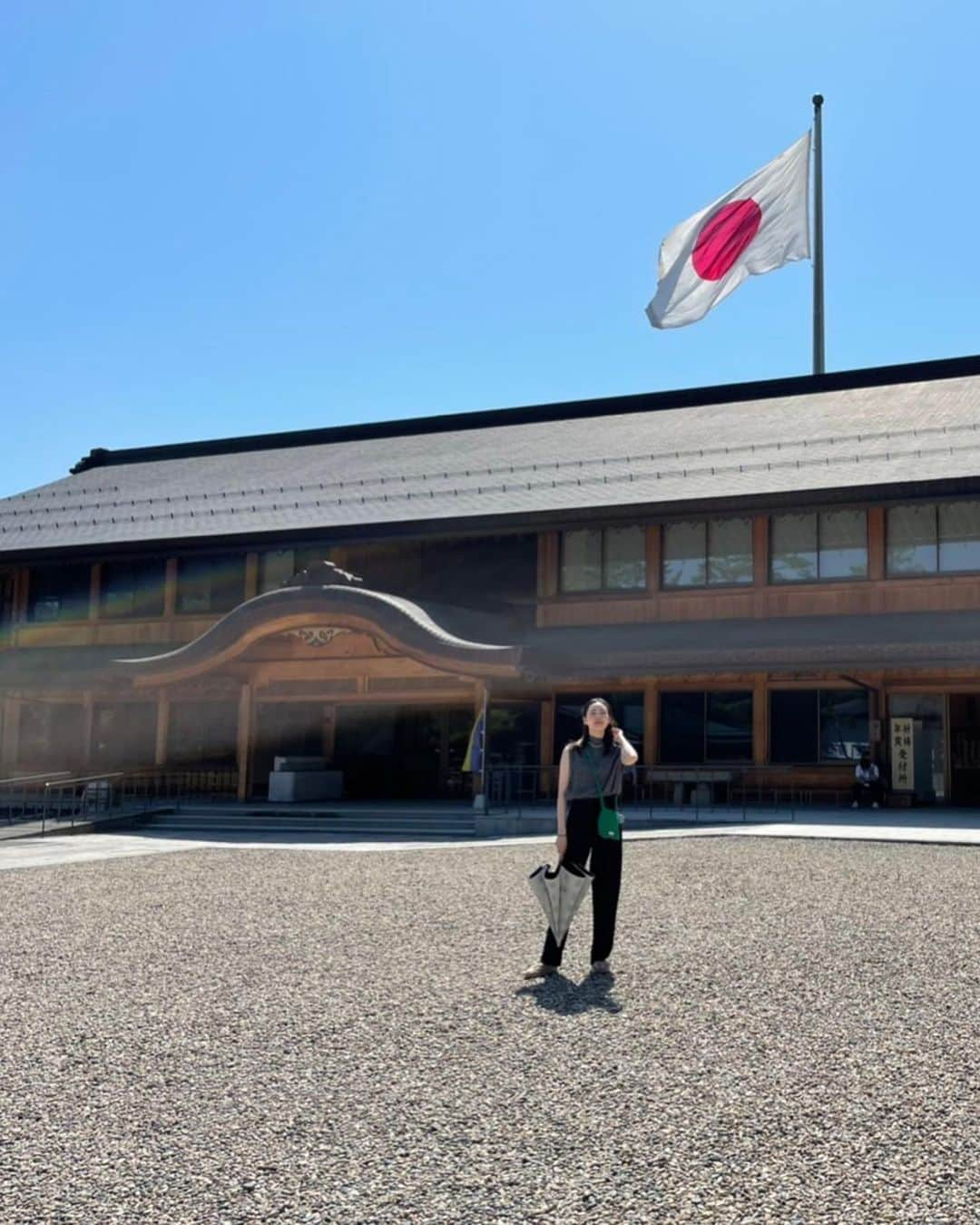 中井さくらさんのインスタグラム写真 - (中井さくらInstagram)「*  先日、弾丸で出雲に帰ってきました♡  最高にお天気もよく✨✨  わたしの1番のパワースポット 出雲大社にはもちろん行けたし  島根ワイナリーで試飲もしたし (なんだかんだでノンアルのブドウジュースが1番美味しい…)  温泉も入れたし 出雲そばものどぐろも食べたし しじみのお味噌汁も飲めたし 久しぶりに松江にも行けたし  大好きなおばあちゃんといろはカルタしたし 親戚や会いたい人たちにも会えて ギュギュッと楽しんできました♡  父も日程合わせてめろん🐶と一緒に来てくれて まさかの家族大集合✨✨✨  わたしのドタバタ旅行に付き合ってくれた両親や 周りの皆さんに感謝🙏✨  またすぐに帰れますように！  #出雲 #出雲大社 #出雲縁結び空港 #島根 #島根県 #里帰り #出雲そば #のどぐろ #しじみ #松江 #宍道湖 #弾丸旅行 #中井さくら #出雲出身 #出雲うまれ #縁結び #パワースポット」5月26日 13時45分 - sakura_nakai