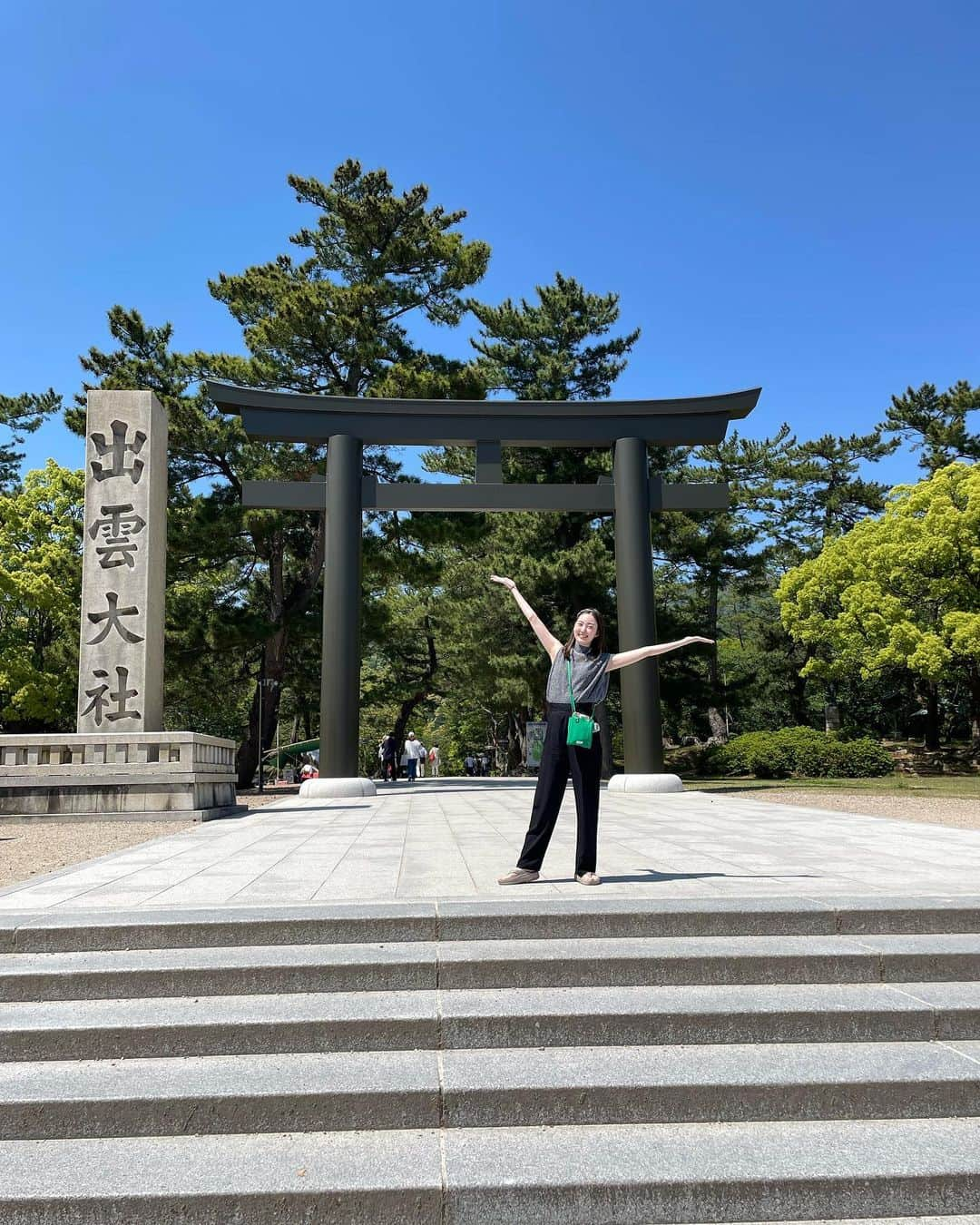 中井さくらのインスタグラム：「*  先日、弾丸で出雲に帰ってきました♡  最高にお天気もよく✨✨  わたしの1番のパワースポット 出雲大社にはもちろん行けたし  島根ワイナリーで試飲もしたし (なんだかんだでノンアルのブドウジュースが1番美味しい…)  温泉も入れたし 出雲そばものどぐろも食べたし しじみのお味噌汁も飲めたし 久しぶりに松江にも行けたし  大好きなおばあちゃんといろはカルタしたし 親戚や会いたい人たちにも会えて ギュギュッと楽しんできました♡  父も日程合わせてめろん🐶と一緒に来てくれて まさかの家族大集合✨✨✨  わたしのドタバタ旅行に付き合ってくれた両親や 周りの皆さんに感謝🙏✨  またすぐに帰れますように！  #出雲 #出雲大社 #出雲縁結び空港 #島根 #島根県 #里帰り #出雲そば #のどぐろ #しじみ #松江 #宍道湖 #弾丸旅行 #中井さくら #出雲出身 #出雲うまれ #縁結び #パワースポット」