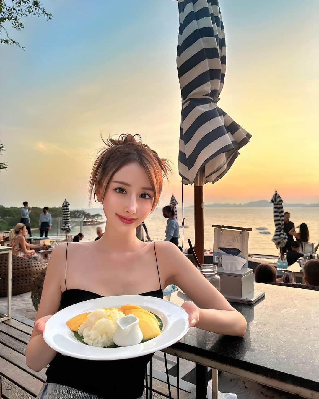 ゆかちんさんのインスタグラム写真 - (ゆかちんInstagram)「大好物のカオニャオマムアン🥭💕😋 (マンゴー、モチ米、ココナッツミルク🥥)  素敵なサンセットに包まれて……🌇💞 コレが好きすぎて３回は食べました☺️🙏🏻食べ慣れて、ハマるまでは少し癖があるお味なので好き嫌いはたぶん分かれます🥭💞  #タイ料理 #カオニャオマムアン  #タイ旅行 #タイ #パタヤカフェ  #パタヤビーチ #海外旅行 #pataya  #theskygallerypattaya」5月26日 13時45分 - y__chan___