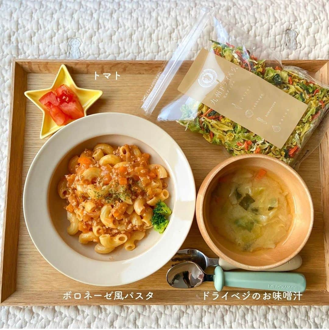 sunao831《九州の野菜不足サポート専門店》さんのインスタグラム写真 - (sunao831《九州の野菜不足サポート専門店》Instagram)「栄養たっぷりの美味しいグルメを宮崎からお届け！ すなお食堂▶▶▶ @sunaosyokudou_official   @hinata_gohan.1012 様の投稿をご紹介いたします✨ ‥‥‥‥‥‥‥‥‥‥‥‥‥‥‥‥‥‥‥‥‥  . . 𖥧 𖥧 𖧧 ˒˒. . 𖡼.𖤣𖥧 . . . 2023.3.3（1y4m） #離乳食354日目 #離乳食完了期  day 354 ┈┈┈┈┈┈┈┈┈┈┈┈┈┈┈┈┈┈  ひなまつり🌸  だけれど、めちゃくちゃ普通ごはん(*˙˘˙*)  夜は @sunaosyokudou_official すなお食堂さんの九州ドライベジを使ってお味噌汁𓈒𓏸𓐍  こちらの商品、本当に優秀🥹✨ 熱湯で戻して使うものなので お鍋にお水とポイポイっとしたらコトコトするだけ！  ドライベジの旨味がたっぷりで 夫もものすごい美味しいと大絶賛✨  そんなすなお食堂さんの商品が 明日からお得に購入できます！  10パーセントオフになるクーポンを ストーリーとハイライトに載せているので 気になる方は是非お使いください☺️❣️  ┈┈┈┈┈┈┈┈┈┈┈┈┈┈┈┈┈┈  #hnt__離乳食記録 . #1歳 #1歳4ヶ月 #１歳 #16ヶ月 #1歳ごはん #1歳男の子 #生後16ヶ月 #成長記録 #離乳食 #離乳食初期 #離乳食中期 #離乳食後期 #離乳食メモ #離乳食日記 #手作り離乳食 #離乳食記録 #こどもごはん #パクパク期 #ぱくぱく期 #離乳食アカウント #3回食 #手づかみ食べ #手づかみ食べメニュー #すなお食堂 #すなお食堂アンバサダー ■◆■─────────────  栄養たっぷりの美味しいグルメを宮崎からお届け！ 「すなお食堂」の公式アカウントです。 ▶ @sunaosyokudou_official ＜食と想いで笑顔をはぐくむ＞をモットーに カラダにやさしく、便利なグルメを 九州の宮崎からお届けしています🌴  #すなお食堂 と #商品名 をタグ付けして どしどし投稿お待ちしております✨」5月26日 14時00分 - sunaosyokudou_official