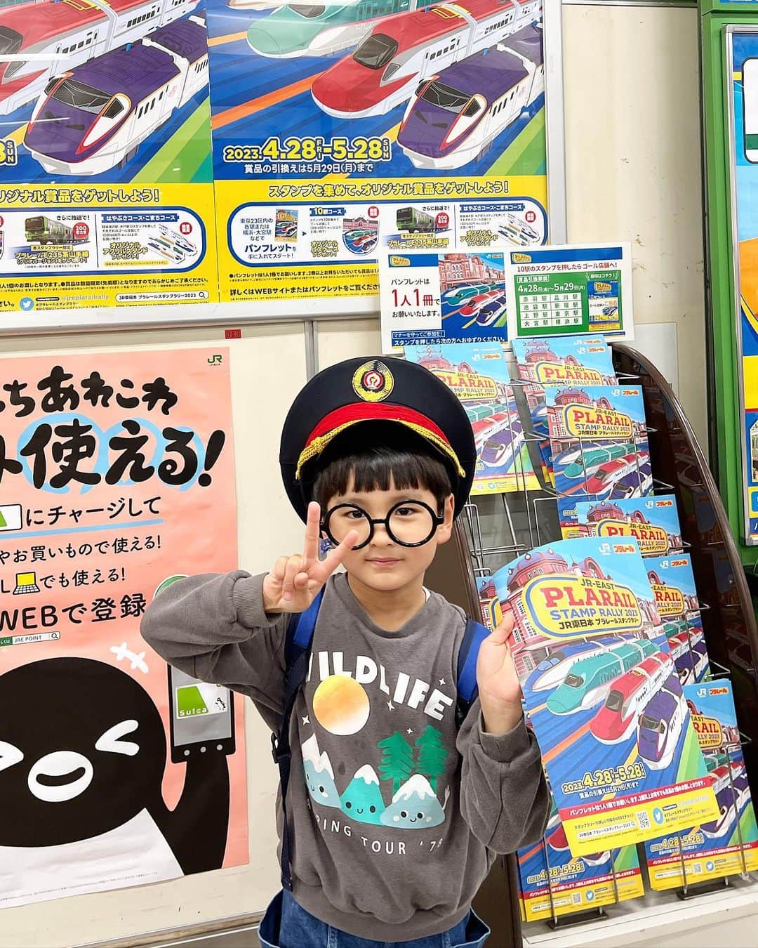 山口尚美のインスタグラム：「星太郎とプラレールスタンプラリーに行って来ました🚊❣️学校早く終わった日の午後に行ったのだけど、3時間位で終わるかと思いきや倍の6時間かかりました…🚉💦大宮から横浜まで10駅頑張ったど🥹💪❣️ 星太郎は自作レジンのイヤリングまでつけちゃってワクワクのおめかしして周ったら行く先々ででおばさま方に声をかけられ大層可愛がられましたとさ🥲💖ありがとうございます🙇‍♀️✨ ゴール店舗では600円購入すると記念品がもらえるんだけどタロには4倍近い値段のぬいぐるみをねだられ…新しい相棒が増えました🐭仲良くするんだよ‼️ 結構過酷だったけどタロは沢山普段乗れない電車に乗れてとても楽しかった様子😊今週末までの開催なので気になる方は是非🚃💨💨💨」