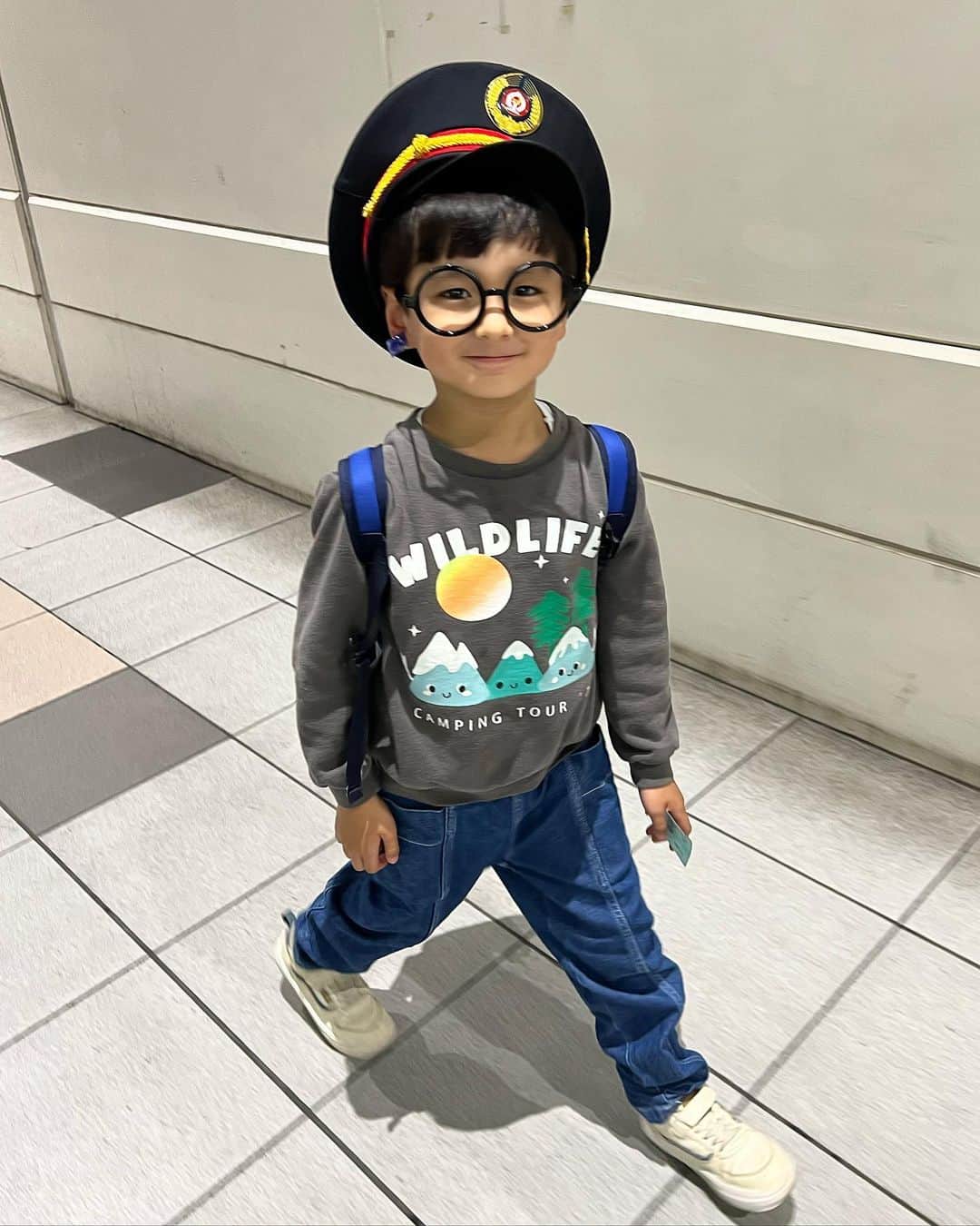 山口尚美さんのインスタグラム写真 - (山口尚美Instagram)「星太郎とプラレールスタンプラリーに行って来ました🚊❣️学校早く終わった日の午後に行ったのだけど、3時間位で終わるかと思いきや倍の6時間かかりました…🚉💦大宮から横浜まで10駅頑張ったど🥹💪❣️ 星太郎は自作レジンのイヤリングまでつけちゃってワクワクのおめかしして周ったら行く先々ででおばさま方に声をかけられ大層可愛がられましたとさ🥲💖ありがとうございます🙇‍♀️✨ ゴール店舗では600円購入すると記念品がもらえるんだけどタロには4倍近い値段のぬいぐるみをねだられ…新しい相棒が増えました🐭仲良くするんだよ‼️ 結構過酷だったけどタロは沢山普段乗れない電車に乗れてとても楽しかった様子😊今週末までの開催なので気になる方は是非🚃💨💨💨」5月26日 13時54分 - happy_harumi