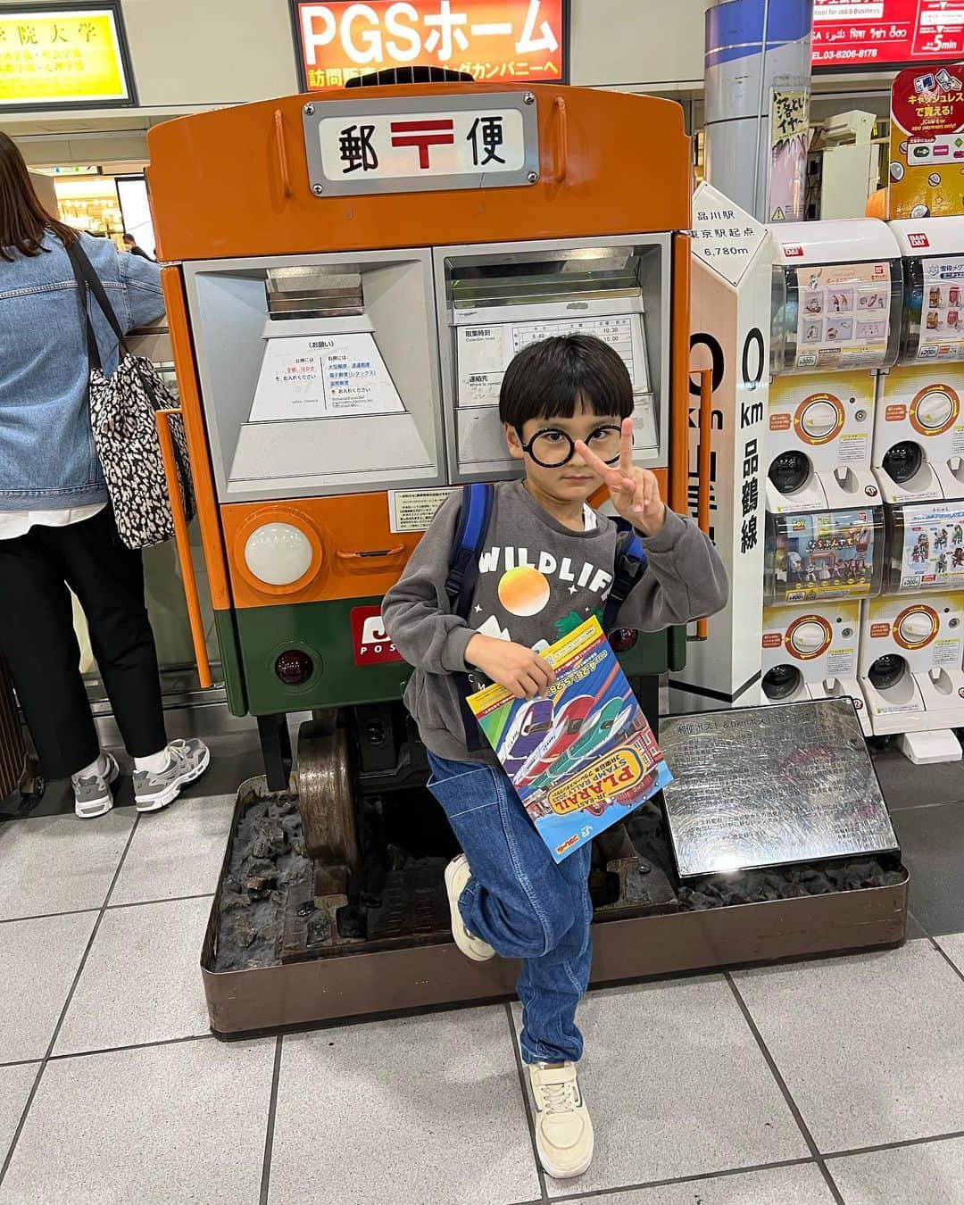 山口尚美さんのインスタグラム写真 - (山口尚美Instagram)「星太郎とプラレールスタンプラリーに行って来ました🚊❣️学校早く終わった日の午後に行ったのだけど、3時間位で終わるかと思いきや倍の6時間かかりました…🚉💦大宮から横浜まで10駅頑張ったど🥹💪❣️ 星太郎は自作レジンのイヤリングまでつけちゃってワクワクのおめかしして周ったら行く先々ででおばさま方に声をかけられ大層可愛がられましたとさ🥲💖ありがとうございます🙇‍♀️✨ ゴール店舗では600円購入すると記念品がもらえるんだけどタロには4倍近い値段のぬいぐるみをねだられ…新しい相棒が増えました🐭仲良くするんだよ‼️ 結構過酷だったけどタロは沢山普段乗れない電車に乗れてとても楽しかった様子😊今週末までの開催なので気になる方は是非🚃💨💨💨」5月26日 13時54分 - happy_harumi