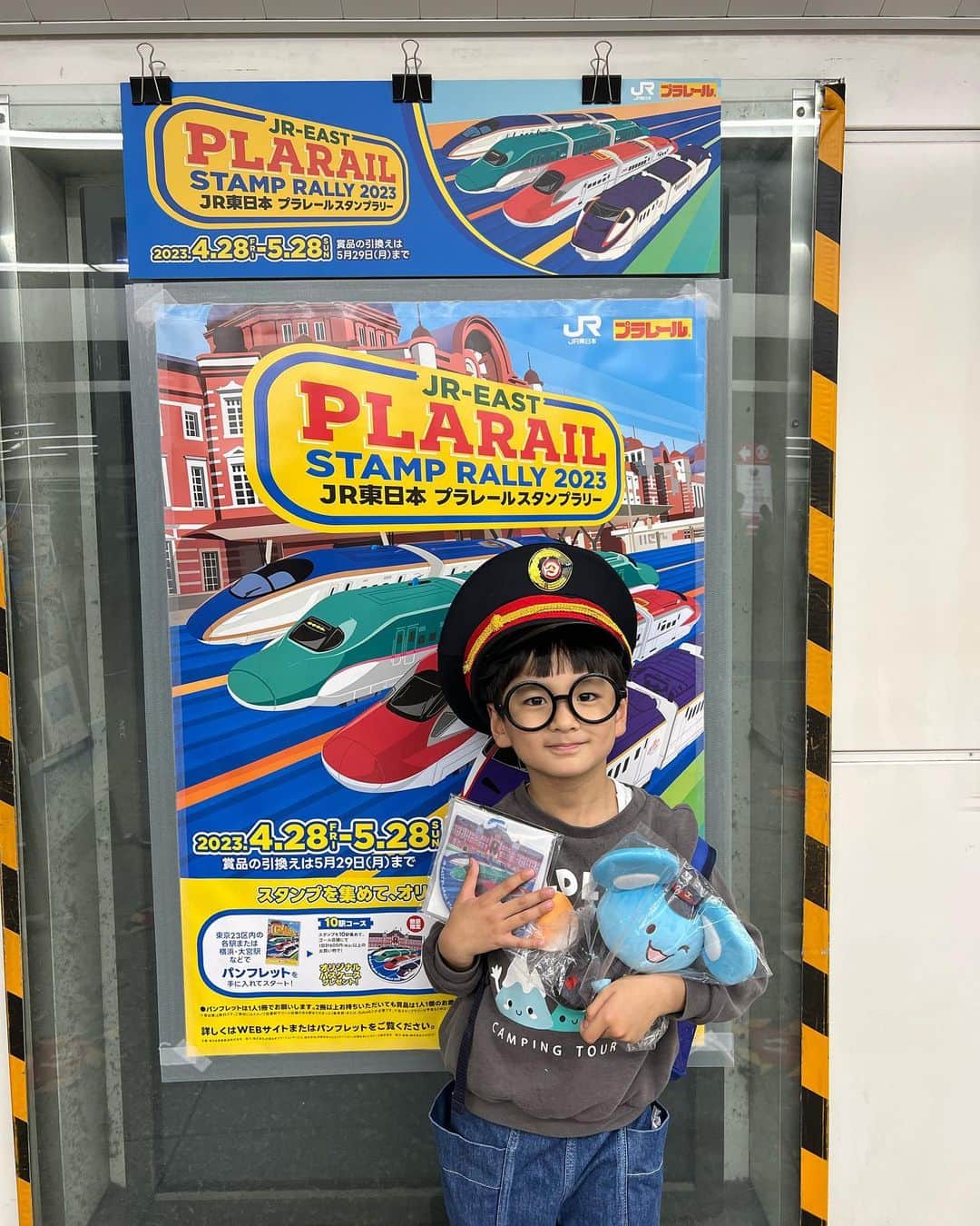 山口尚美さんのインスタグラム写真 - (山口尚美Instagram)「星太郎とプラレールスタンプラリーに行って来ました🚊❣️学校早く終わった日の午後に行ったのだけど、3時間位で終わるかと思いきや倍の6時間かかりました…🚉💦大宮から横浜まで10駅頑張ったど🥹💪❣️ 星太郎は自作レジンのイヤリングまでつけちゃってワクワクのおめかしして周ったら行く先々ででおばさま方に声をかけられ大層可愛がられましたとさ🥲💖ありがとうございます🙇‍♀️✨ ゴール店舗では600円購入すると記念品がもらえるんだけどタロには4倍近い値段のぬいぐるみをねだられ…新しい相棒が増えました🐭仲良くするんだよ‼️ 結構過酷だったけどタロは沢山普段乗れない電車に乗れてとても楽しかった様子😊今週末までの開催なので気になる方は是非🚃💨💨💨」5月26日 13時54分 - happy_harumi