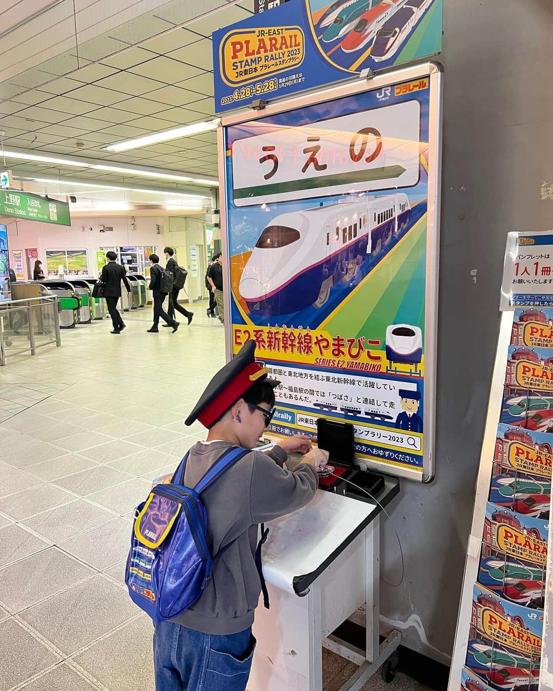 山口尚美さんのインスタグラム写真 - (山口尚美Instagram)「星太郎とプラレールスタンプラリーに行って来ました🚊❣️学校早く終わった日の午後に行ったのだけど、3時間位で終わるかと思いきや倍の6時間かかりました…🚉💦大宮から横浜まで10駅頑張ったど🥹💪❣️ 星太郎は自作レジンのイヤリングまでつけちゃってワクワクのおめかしして周ったら行く先々ででおばさま方に声をかけられ大層可愛がられましたとさ🥲💖ありがとうございます🙇‍♀️✨ ゴール店舗では600円購入すると記念品がもらえるんだけどタロには4倍近い値段のぬいぐるみをねだられ…新しい相棒が増えました🐭仲良くするんだよ‼️ 結構過酷だったけどタロは沢山普段乗れない電車に乗れてとても楽しかった様子😊今週末までの開催なので気になる方は是非🚃💨💨💨」5月26日 13時54分 - happy_harumi