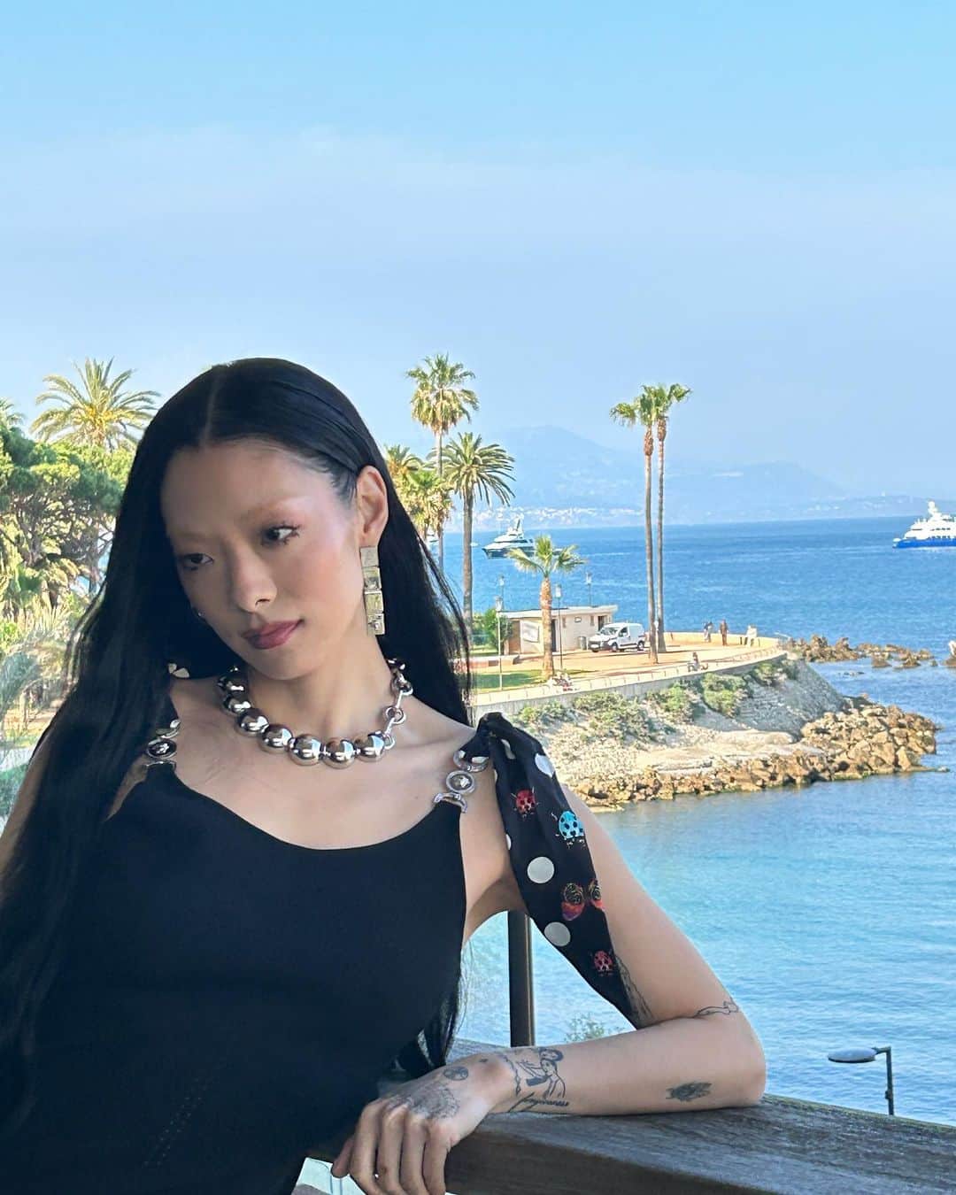 リナ・サワヤマのインスタグラム：「thank you Cannes x congrats donatella and @dualipa for a gorgeous collab ❤️」