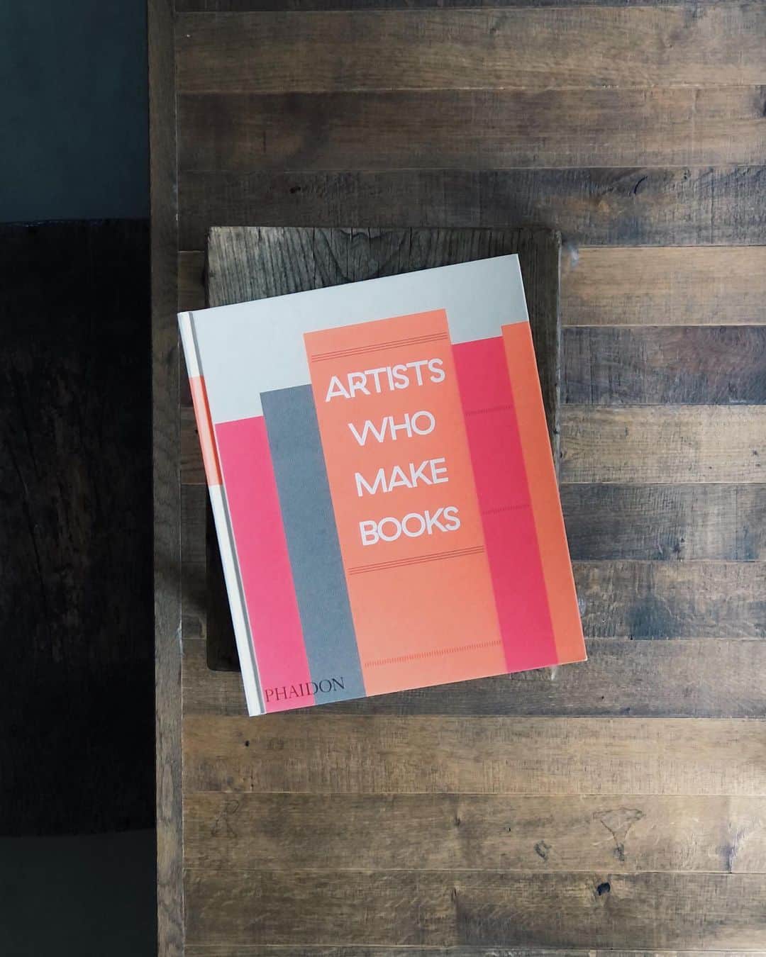nostos booksのインスタグラム：「本日はグラフィックデザイン本を中心に入荷しております。 オンラインストアへは商品タグをタップ◯  ----------  店舗情報はこちら @nostosbooks  ----------  #nostosbooks #ノストスブックス #祖師ヶ谷大蔵 #砧」