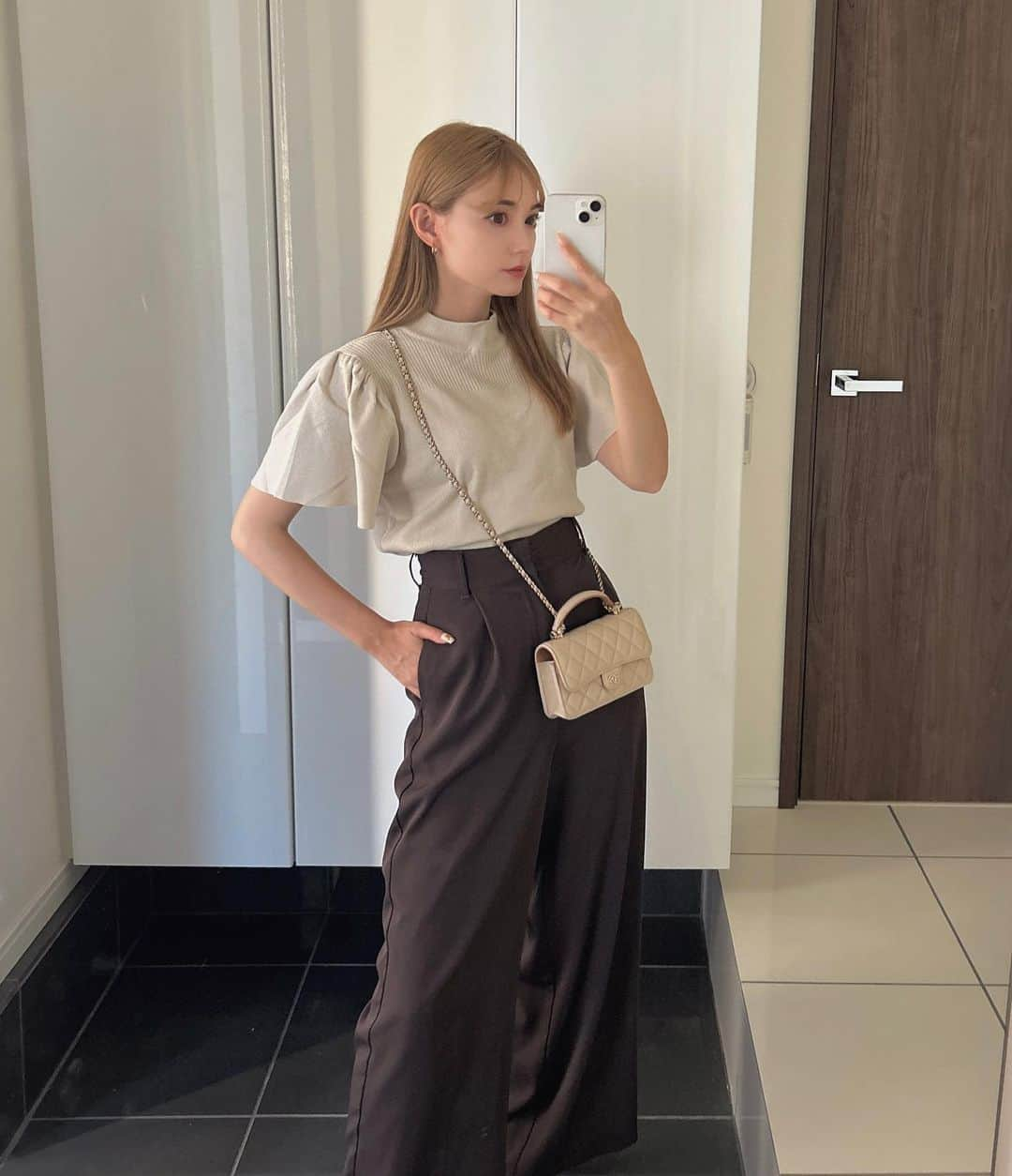 渚さんのインスタグラム写真 - (渚Instagram)「.  beige×brownの日🤎 フレアスリーブが可愛いニット✨ ボトルネックなのもお洒落☺️ @fifth_store 🏷️ パンツにもスカートにもバランス良く合う❣️  今30%OFFクーポンが出てるよ📣✨  #fifth #fifthtl #フィフス#フィフスタイル #フレアショルダーボトルネックニット #ママコーデ#大人コーデ#ファッション」5月26日 19時24分 - naginchu1218