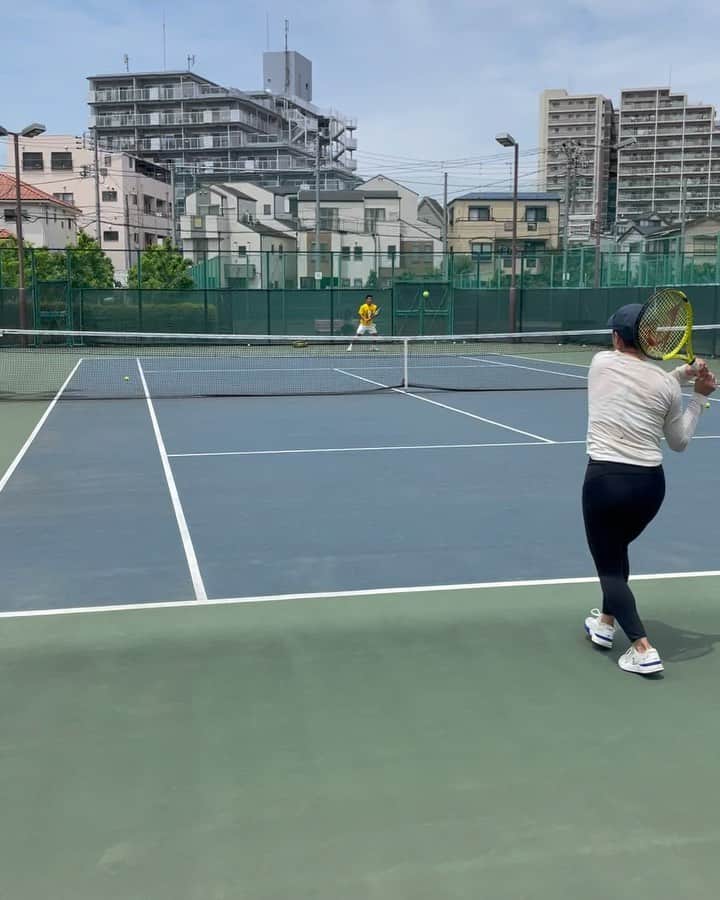 奈良くるみのインスタグラム：「@shuichi91715 とテニスしてもらいました🎾 周一とは小学生の頃から多くの海外遠征を一緒に戦ってきました。 昔から何かしら笑かしてくれるのですが、大人になっても変わらずHAPPY BOYでした🤣 久々に一緒にテニスできて楽しかった‼️周一、ありがと。  ちなみに次の日全身筋肉痛。笑  #奈良くるみ  #kuruminara  #テニス  #tennis  #テニスプレイヤー  #tennisplayer」