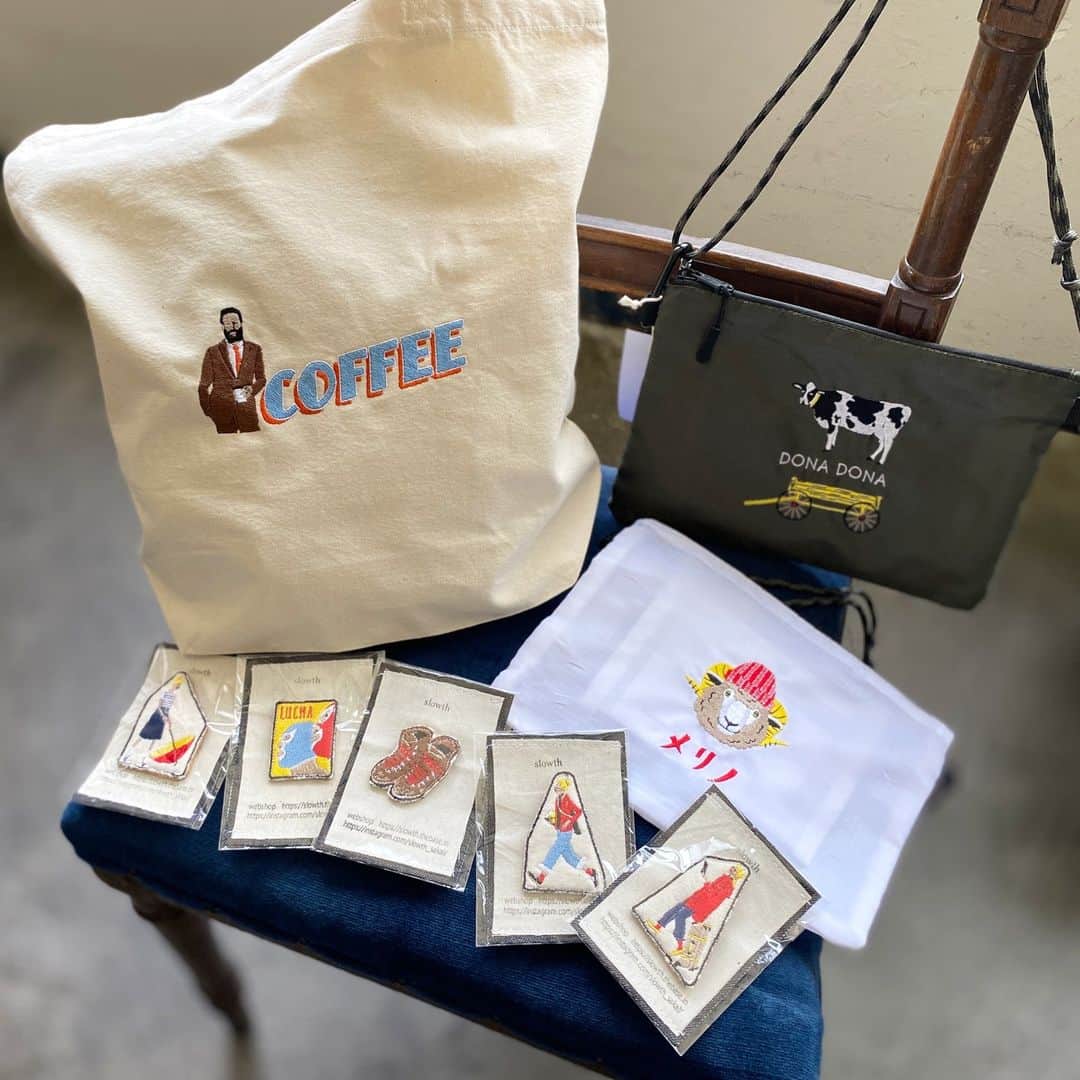 のインスタグラム：「【手紙舎雑貨店／第19回東京蚤の市（6/2-6/4）】  2nd STORY、本とコーヒー、文箱、前橋店と、各店舗担当のスタッフが集結し、久々に蚤の市に出店する「手紙舎雑貨店」ブースでは、手紙社オリジナルアイテムのほか、店舗でも人気のおすすめ商品が並びます。  こちらは大阪を拠点に、ミシン刺繍を用いて個性的な絵柄を描くslowth（スロース／@slowth）。Tシャツ・バッグ・サコッシュ・ブローチなどの布雑貨に描かれるのは、ファッショナブルな人々や、登山アイテムのほか、プロレスのマスクマン（！）といったクセありモチーフも多数。中でもトラが飛ぶ人気の「トランポリン」柄は、争奪必至！　青空の下（晴れますように・祈）、愉快な柄を見ながらワイワイと選ぶ楽しい時間をお過ごしください。  詳しくは▶︎ @tokyonominoichi のプロフィールより公式サイトへ！  ◎「第19回東京蚤の市」 日程：2023年6月2日（金）〜4日（日） 時間：9:30〜17:00  ◎「第20回東京蚤の市」 日程：2023年11月3日（金・祝）〜5日（日）  オンライン販売チケット：1,300円 会場販売チケット：1,700円（現金のみ）  会場：国営昭和記念公園 みどりの文化ゾーン ゆめひろば（無料区域）  #東京蚤の市2023#東京蚤の市#蚤の市#雑貨#ヴィンテージ#昭和記念公園#立川#イベント#tegamisha#nominoichi#tokyonominoichi#antiques#antique#vintage #slowth」