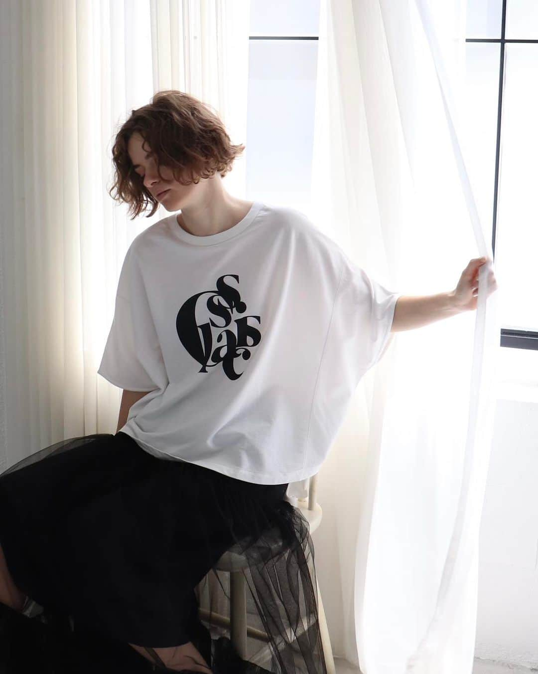 DRESSLAVEさんのインスタグラム写真 - (DRESSLAVEInstagram)「. in stock  ☑︎ over size classics tee Color : white / gray Price : ¥13,200 intax  ︎☑︎ french sleeve classics tee Color : white / gray Price : ¥11,000 intax  毎年好評のBIGロゴデザインTシャツが今年も登場！ 今シーズンのキーワードである"classics"を分解し再配置。  Tシャツ以上、スウェット未満のちょうどいい厚みがデイリーに活躍。 カジュアルながらコンパクトめかつきれいな表面感で上品さも漂うアイテム。  詳しくはオフィシャルオンラインサイトよりご覧ください。  #DRESSLAVE #ドレスレイブ #23ss #spring #summer #logo #tee #teeshirt #ロゴ #ロゴt #tシャツ」5月26日 19時30分 - dresslaveofficial