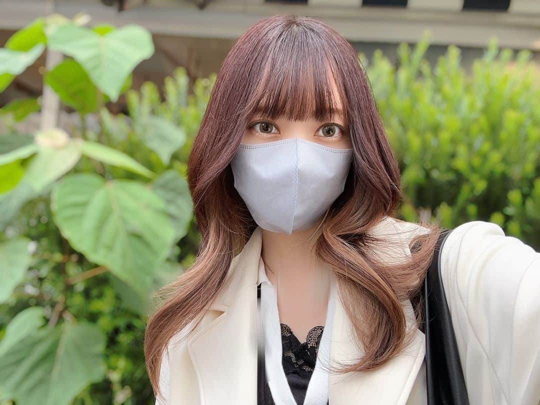 のインスタグラム：「まなもです。 髪を染めました。 前に染めた時からすこし時間が経ってしまったのですが、そのおかげかブリーチしているところの色落ちが可愛いなぁと気がつき、今回はベージュのインナーカラーにしてみました。 今回も世界でいちばん可愛い髪になっちゃって、幸せです。韓国風に髪を巻いてもらいまして！ふふふ。  ちなみに、これが何色かとかはちょっとよくわかんないので、私に聞いても答えは得られないかと思います！ごめんね！！！」