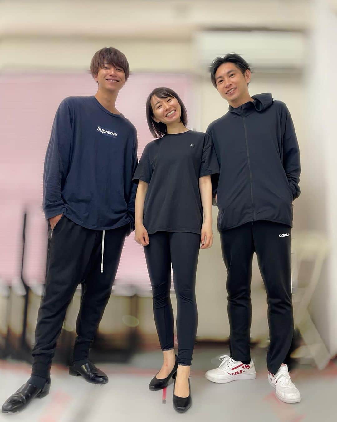 藤井奈々のインスタグラム：「もう、 ほんっとにいつも 助けてもらいまくっている お二人です。👏👏  稽古場で撮りました☺️  役柄はまだ非公開なので 言えませんが、  そもそものお人柄が とーーても素敵なおふたり👏🌈  集中稽古も、残すところあとすこし。  いろんなアクシデントも乗り越えながら、 やっとここまでこれました♡  課題も山盛りまだまだあるし、  見る夢も、目にするもの、 感じるものも、何もかも今 「絶叫」に乗っ取られていますが　笑  そんな日々を送れていることが 本当に幸せで  私ひとりでは、 絶対にできなかったことを いま、やれています！！  本当にありがとう。  チケットは、完売回が多く、 残りは、  6月1日(木) 14:00〜今日完売しそう 6月5日(月)14:00〜残り少し 6月6日(火)16:00〜残り少し  の3公演のみです。  全ての回 満席にしたいです🥰  迷われている方、ぜひ！ 「生きる力」  持って帰ってください。  そしてなんと！ 全公演ライブ配信決定しました☆  29日からチケット発売なので またお知らせしますね♡  昨日は、同時上演の 「アオイの花」 の通し稽古をみて、  もう、すんごい、苦しくなったし でも守るもの、また絶叫とはちがう 「生きる力」をいただきました。  どちらも、おたのしみに🌈✨  あとすこし！！ 本番までがんばります🥰  #絶叫2023  #舞台 #下塚恭平  さん #柳川るい  くん  @akimi.matsumoto  ちゃんが撮ってくれた♡ 脚長くみえる🤣👍 わーーい🙌🏻笑」
