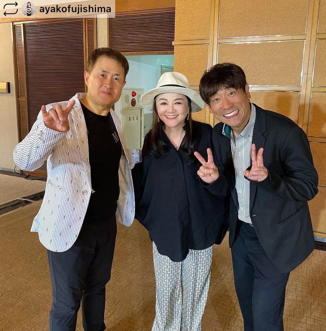 黒田アーサーのインスタグラム：「彩さん、大崎さんと久しぶりのゴルフ⛳️楽しかったー！😊 そして4年ぶりのモノマネカップはやっぱり最高でした‼️😉👍  昨日はアーちゃんのお誘いで、神奈月さんと原口あきまささんのモノマネカップに、コロナが明けて4年ぶりに参加させて頂きました。  何と言っても、このコンペのお楽しみは神奈月さんと原口さんのモノマネ司会と豪華ゲストプレゼンターによる表彰式です。  @kuroda_arthur  @kannazuki.official  @akimasa_haraguchi  @wish2006   アタスは37位、、、トホホな結果でしたが皆様のエンターテインメントは楽しむ事が出来ました。 アーちゃん、いつもお誘いありがとうございます🙏⛳️🥹  明日は16時よりQVCのオンエアが有ります。 お得な現物のバリューショーです。  今日の夜中日付け変わりまして5/27 0時よりバリュー価格でお買い上げ可能です。  その次は6/2 朝7時より 6/15はTSVになります。  後ほどまたアップします(*^^*)🤚 @ayakofujishima」