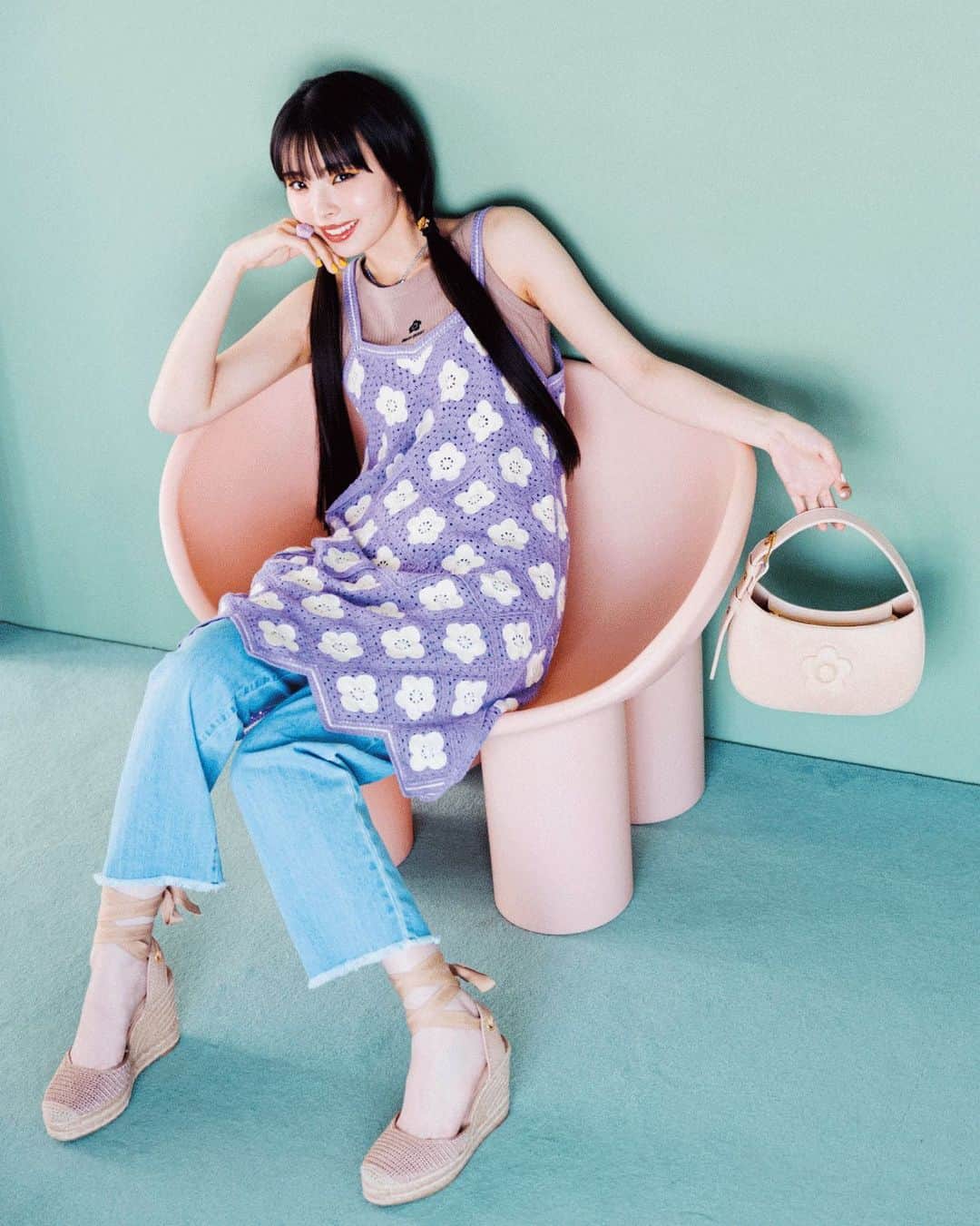 MARY QUANT officialのインスタグラム：「SUMMER BAGS　 MARY QUANT feat. Kawaguchi Yurina - 夏のスタイリングを完成させるバッグ 夏を思わせる涼やかな素材や 普段づかいに重宝するベーシックなデザインまで MARY QUANTこだわりのバッグから お気に入りを見つけて - #デイジーワンポイントノースリーブプルオーバー #デイジークロッシェライクワンピース #カットオフストレートデニムパンツ #デイジーメタルヘアゴム #カラフルPOPリング #ツートーンファルファーレネックレス - #ハーフムーンデイジーパッチミニトート 6月上旬より順次展開 - シューズはスタイリスト私物 - MODEL:@kawaguchi_yurina_official - オンラインショップでは5/31まで 送料無料キャンペーン開催中！ ※全てのお買い物が対象 - #MARYQUANT #2023SUMMER #NEWITEMS #FASHION - #マリークヮント #バッグ #夏バッグ #ハーフムーンバッグ #デニム #デニムパンツ #ワンピース #ノースリーブ #ヘアゴム #リング #ネックレス」