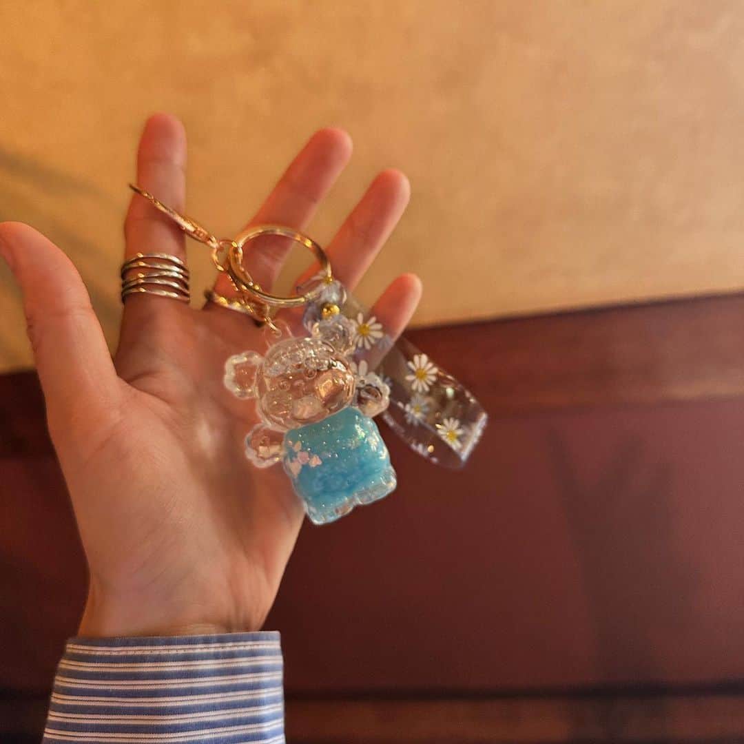 三戸なつめのインスタグラム：「かんわいいキーホルダーとヘアクリップげっつした🧸🩵 ガラスのクマなんだよ！ お茶会たのぴかた！ #mito_natsume」