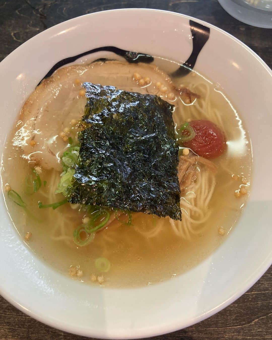 佐伯日菜子のインスタグラム：「地方ロケに行くと必ずその地名とラーメンで検索するよ。 今日夜9時からインスタライブやるよ！ 遊びにきてね！ #ラーメン #麺 #麺スタグラム #麺スタグラマー #noodles  #美味しい #塩ラーメン  #梅干し」