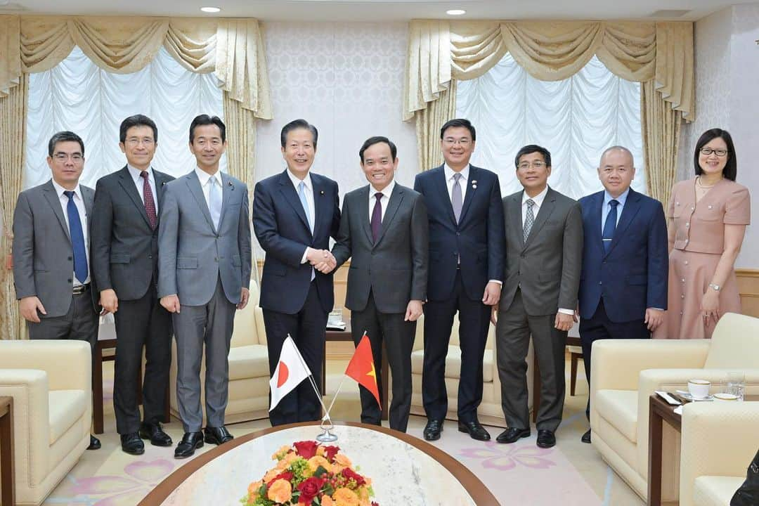 公明党さんのインスタグラム写真 - (公明党Instagram)「.  シンガポール副首相🇸🇬 ベトナム副首相と会談🇻🇳  山口代表らは25日、シンガポールで次期首相への 就任が最有力視されるローレンス・ウォン副首相 兼財務相と会談しました！☀️  21日に閉幕したＧ７広島サミットの意義に言及し、 Ｇ７首脳が法の支配に基づく自由で 開かれた国際秩序の維持・強化に関して 合意したことを評価するとともに、  会議が被爆地・広島で開催されたことから 「核兵器のない世界」に向けた 「大きな方向性を共有できた」と説明しました。  また、来日中のベトナムの チャン・ルー・クアン副首相とも会談し、  今年が日本・ベトナム外交関係樹立５０周年の 節目であることを踏まえ、 両国の交流・連携をさらに深めていくことで 一致しました🍀  #シンガポール #ベトナム #外交 #東南アジア　 #公明党」5月26日 14時09分 - komei.jp