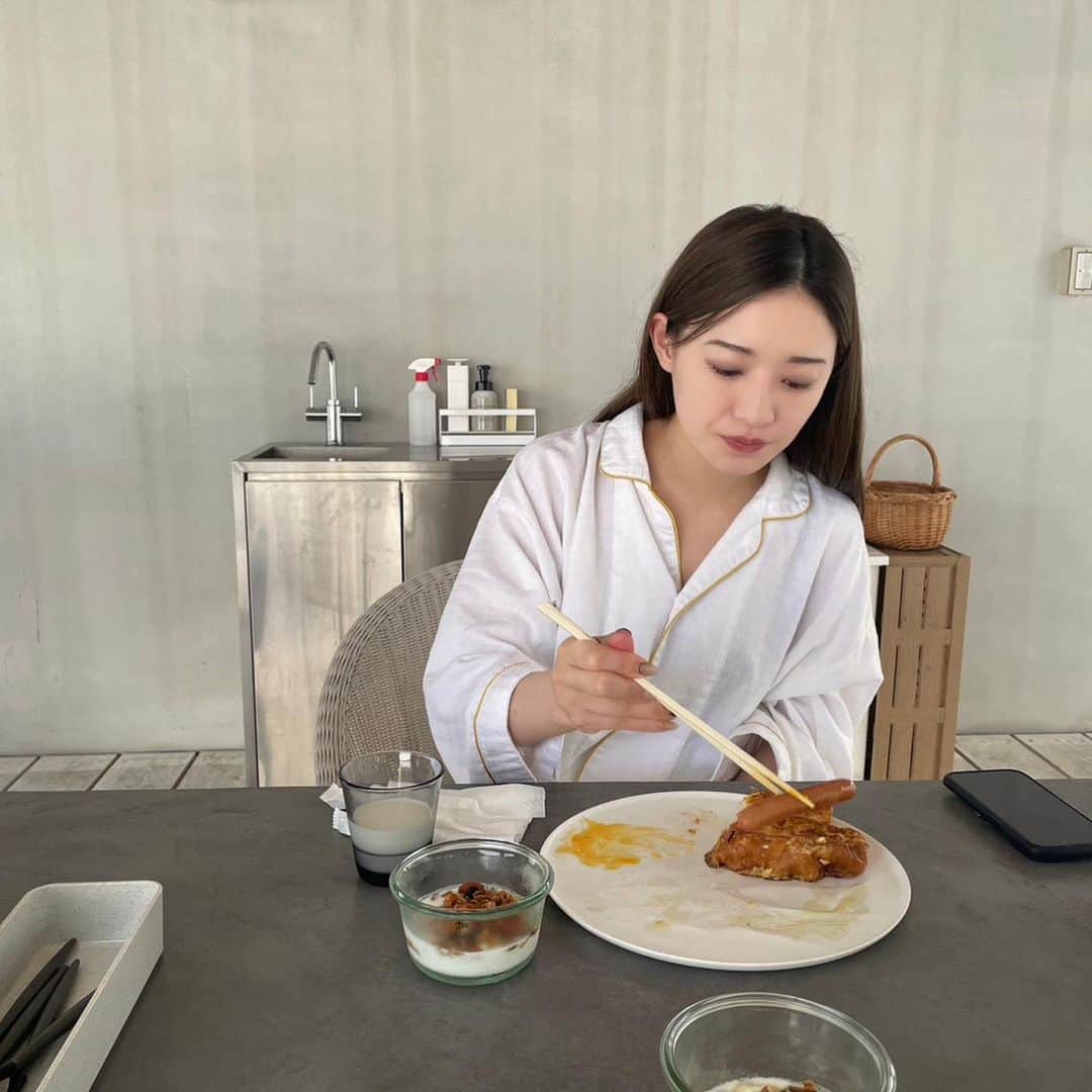 中田花奈さんのインスタグラム写真 - (中田花奈Instagram)「@an.eland 続き  朝のフレンチトースト  グランピングだから 自分で焼くスタイル🍳 めっちゃ簡単！焼くだけ！  モーニング2種類あって選べるよ〜  朝日を浴びながら お外で食べるの優雅な気分になる🤍  凄い食べた旅だった🍴  遡って 夕方はBBQ  お刺身とかキッシュとか 前菜も豊富🌞  ご飯をグリルで炊くの楽しい🍚  夜に キャンプファイヤーでマシュマロ焼いて  オシャレなバーがあって お酒も飲み放題 ハーゲンダッツ食べ放題  食べるしかないねえ   #bbq  #フレンチトースト  #グランピング   #エランド #aneland   #南紀白浜  #白浜   #旅行」5月26日 14時12分 - nakadakana_official