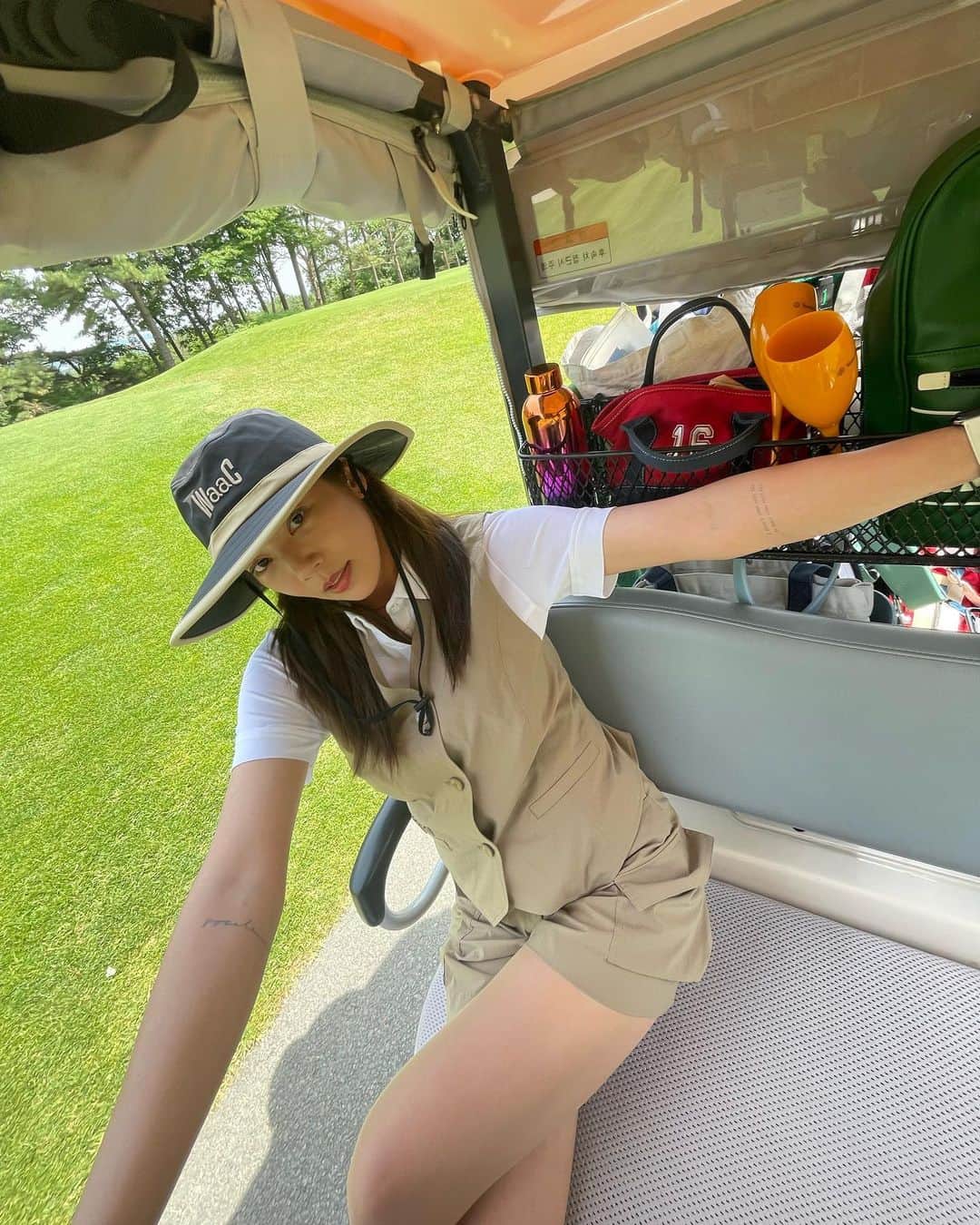 ソン・ダムビのインスタグラム：「언니 이번 콜라보 옷 너무 이쁘네😆😘🏌️⛳️ 대박나길👍👍  #왁X에몽👍🏌️🏌️」