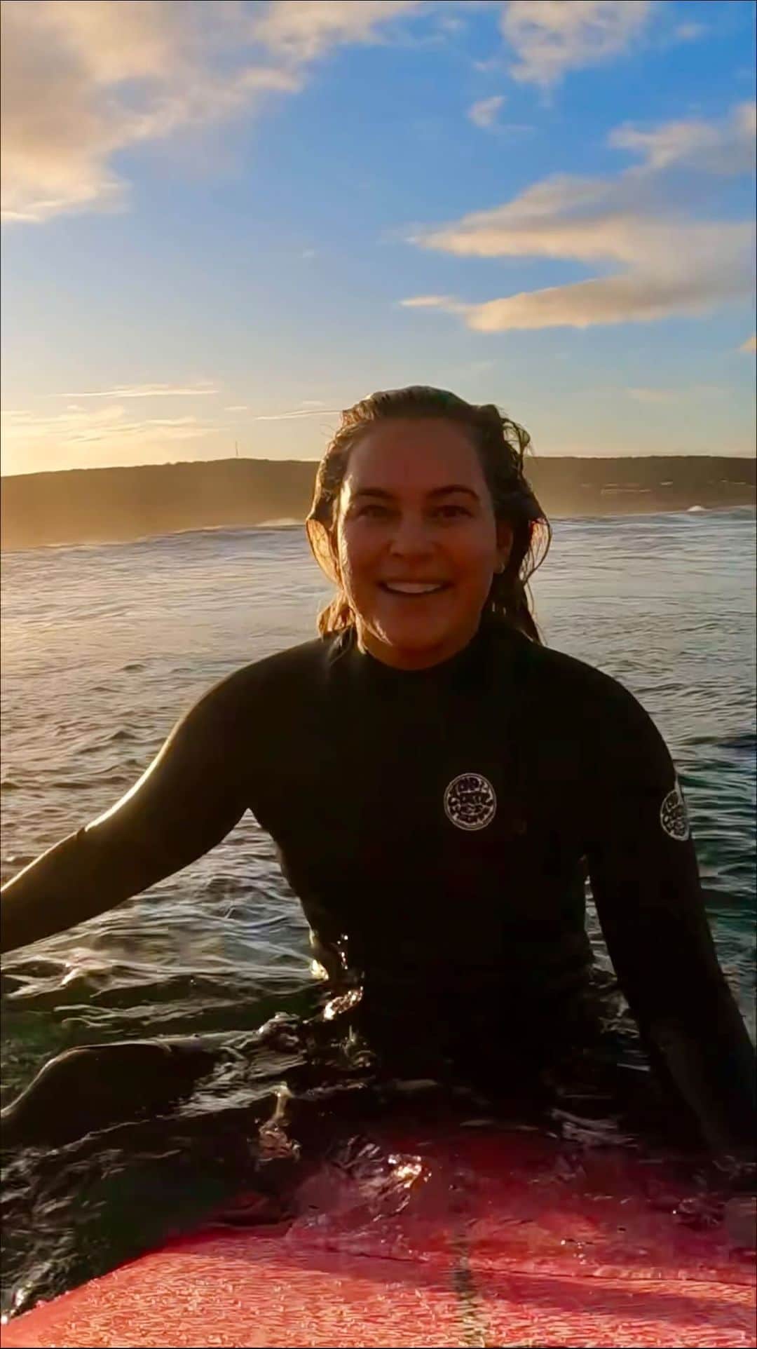 フェリシティー・パルマティアーのインスタグラム：「Post coffee rambling… first solid proper surf since my injury, arms feel like noodles, caught four waves on my @dylanshapes 8,6, first “real” hold down in a while, bumped into a mate @jamie_mitcho 😂」