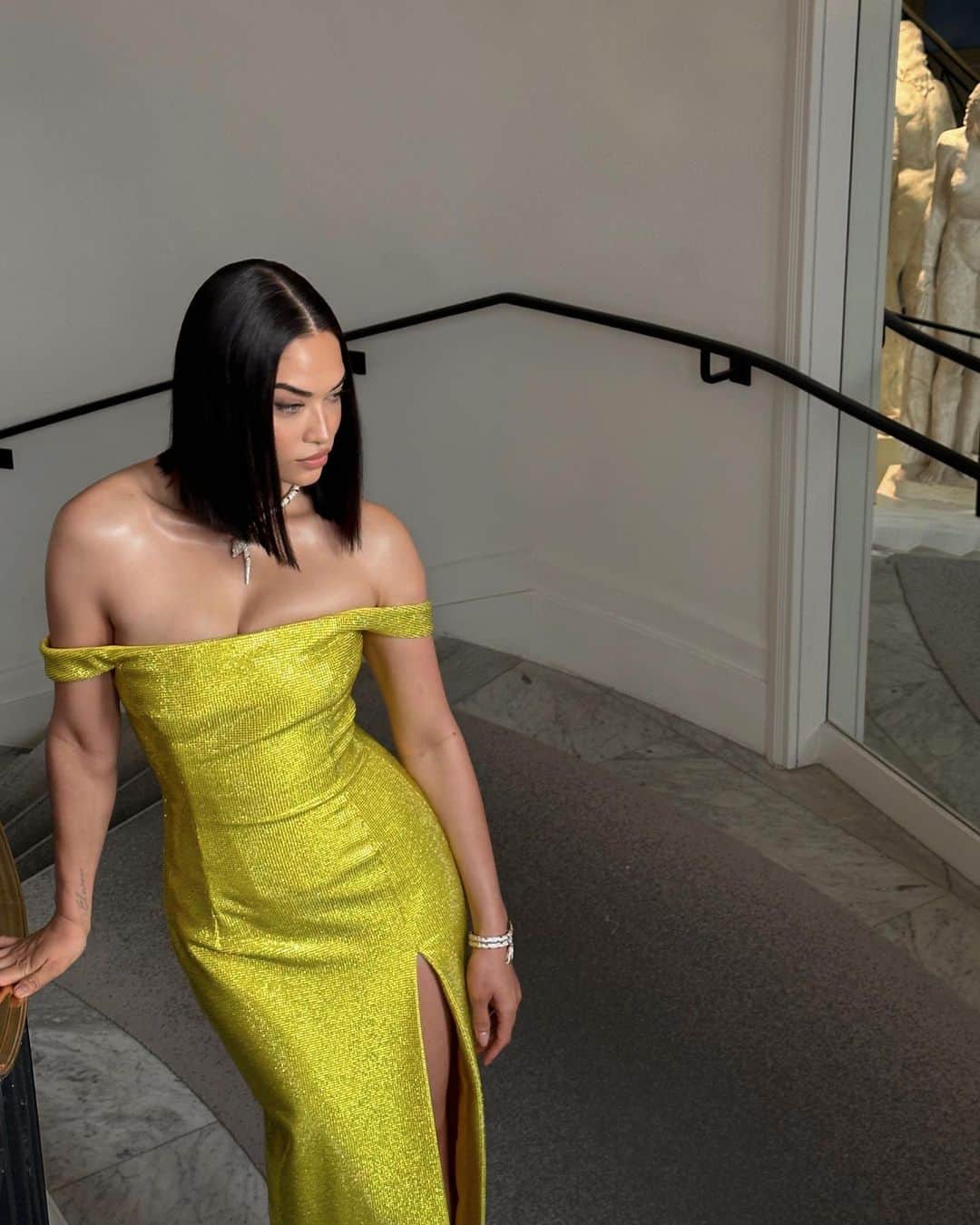 シャニーナ・シャイクのインスタグラム：「I loved this dress  @philosophyofficial x @bulgari   Thank you @amarsana_styling @makeupbykellymclain @alirezasart @elisabetta_marra」