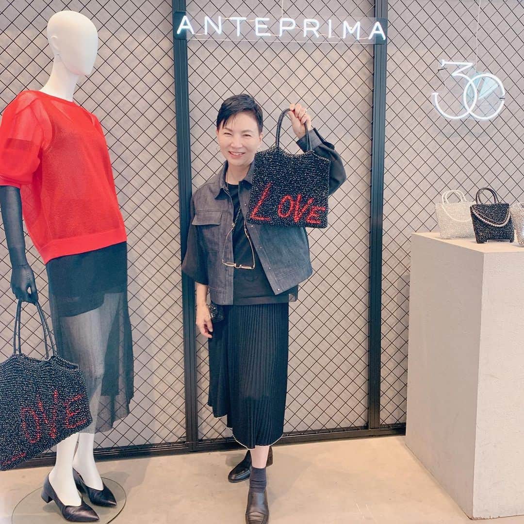 のインスタグラム：「アンテプリマさんの展示会にて、クリエイティブ・ディレクターの荻野いづみさんにお会いできました。荻野さんのショートカットも、「LOVE」のメッセージもかっこよくて素敵！　そして、シロクマのモチーフのかわいさに心奪われ、持ちやすさまで配慮されたバッグたちの端正さに唸らされました。やっぱりキラキラなものを見るとテンションが上がりますよね。元気になりました。アンテプリマさん、30周年おめでとうございます！（副編S川）」