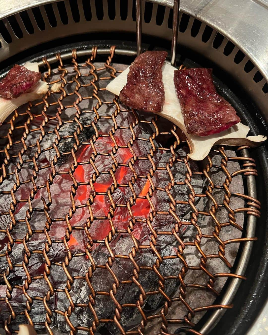 山下智久さんのインスタグラム写真 - (山下智久Instagram)「先日の韓国での食べ歩き。 美味かったです。😎  I was in Korea. fun trip. #トッポギ #焼肉 #デザートカフェ」5月26日 14時28分 - tomo.y9