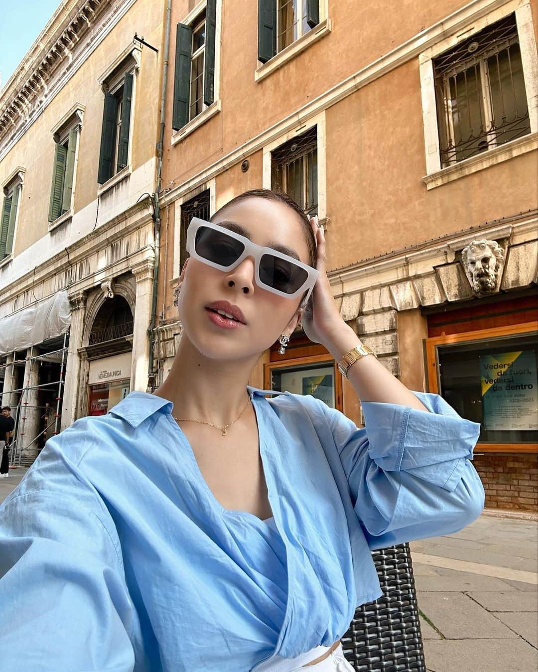 ジュリア バレットのインスタグラム：「Feeling blue 💙 Another eyewear coming out this Saturday @thejujuclub.co 😎」