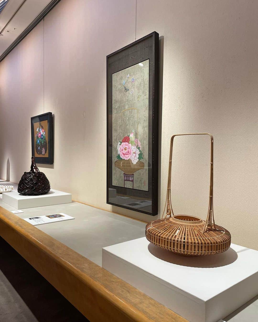 小川薫さんのインスタグラム写真 - (小川薫Instagram)「【四代 田辺竹雲斎】 . 【四代 田辺竹雲斎展　守破離】が 高島屋大阪店で開催されています。 伝統的な竹の作品をはじめ、会場である美術画廊を生かしたインスタレーション、そして8人のアーティストとのコラボレーション作品を約150点、見ることができます。 6枚目の竹籠の中のたんぽぽは 素材は何で作られているかわかりますか。 会場でぜひお確かめください。  明日27日土曜は14時から竹雲斎さんとご自身の3人のお子様とのデモンストレーションが行われます。 ご夫妻ともにお世話になっていますが、今回は竹雲斎さんと久しぶりにお目にかかることができ直々に作品のご説明を伺うことができました。伝統の継承、革新でかつサステナブルな活動に次代への指導とグローバルな活動。 来年はスイスやロンドンと海外でのご活躍が多くなられるそうで、地元大阪でたくさんの素晴らしい作品を拝見できて光栄です。  高島屋大阪店　6階美術画廊 5月28日まで  #田辺竹雲斎　#四代田辺竹雲斎　#四代田辺竹雲斎守破離 #chikuunsai #chikuunsaiivtanabe  #小川薫 #料理研究家　#テーブルコーディネーター #salondeclover #サロンドクローバー」5月26日 14時43分 - salondeclover