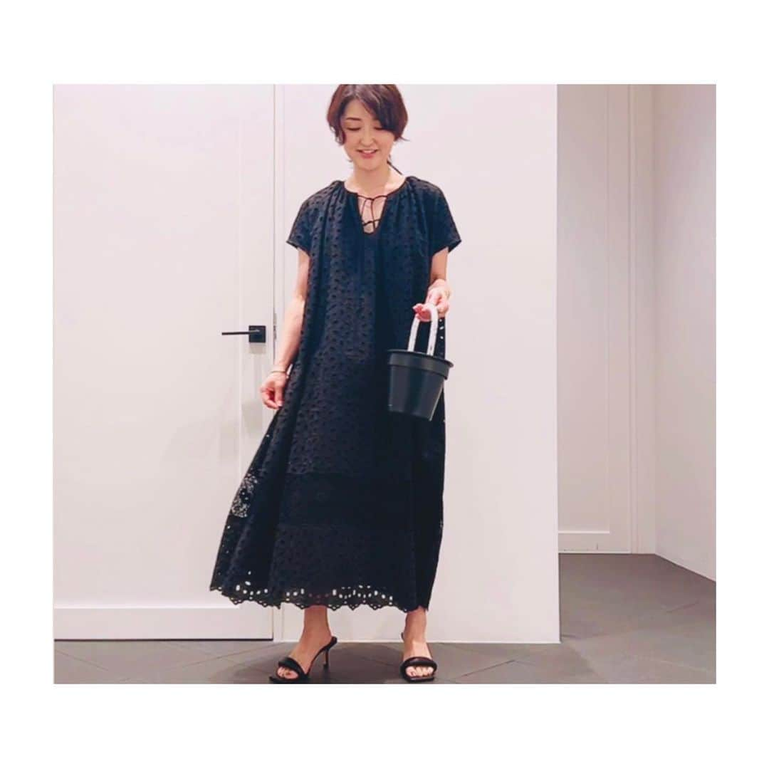 室井由美子のインスタグラム：「@1er_arrondissement の今季1番気になるレースワンピース。たっぷりとした贅沢な生地感と甘くなりすぎない、大人っぽいレースがお気に入り。  ・ 今夜21時upのYouTube「ムロリンchannel」から プルミエアロンディスモン最新LOOKがご覧いただけます🕊️ ・ #1erarrondissement #blackdress #tonybianco #shoes #roppongihills  #fashion #ootd  #プルミエアロンディスモン #ムロリンchannel #youtube」