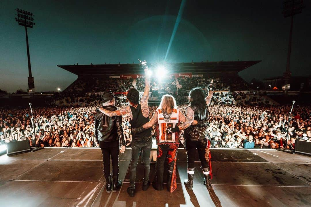 ニッキー・シックスさんのインスタグラム写真 - (ニッキー・シックスInstagram)「Wild night in Mönchengladbach!! 🇩🇪 Awesome night with our German #Crüeheads 💥🔥  #mötleycrüe #TheWorldTour 🌍  📷 : @lucasenglund」5月26日 15時01分 - nikkisixxpixx