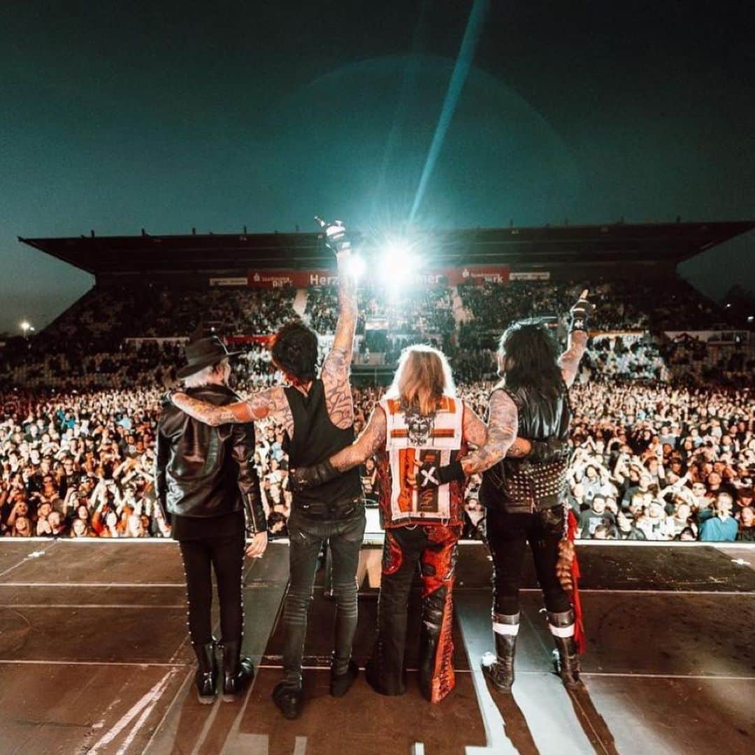 ヴィンス・ニールのインスタグラム：「Mönchengladbach!! 🇩🇪💥🔥 great to see you guys tonight!   #mötleycrüe #TheWorldTour 🌍  📷 : @lucasenglund」