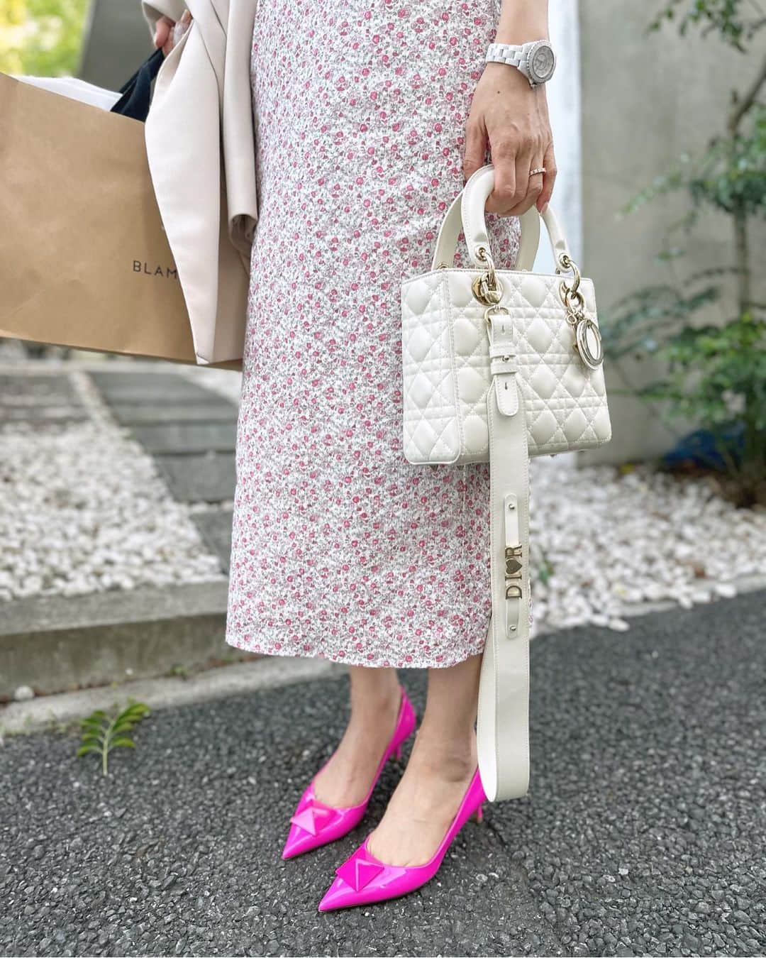 kiyomi medeirosさんのインスタグラム写真 - (kiyomi medeirosInstagram)「ピンクコーデな日💓💓💓  dress…#obli jacket…#blamink shoes…#valentino bag…#dior  #fashion#outfit#ootd#style#ファッション#大人可愛いコーデ#ピンク#pink#ピンクワンピ」5月26日 14時55分 - kiyomimedeiros
