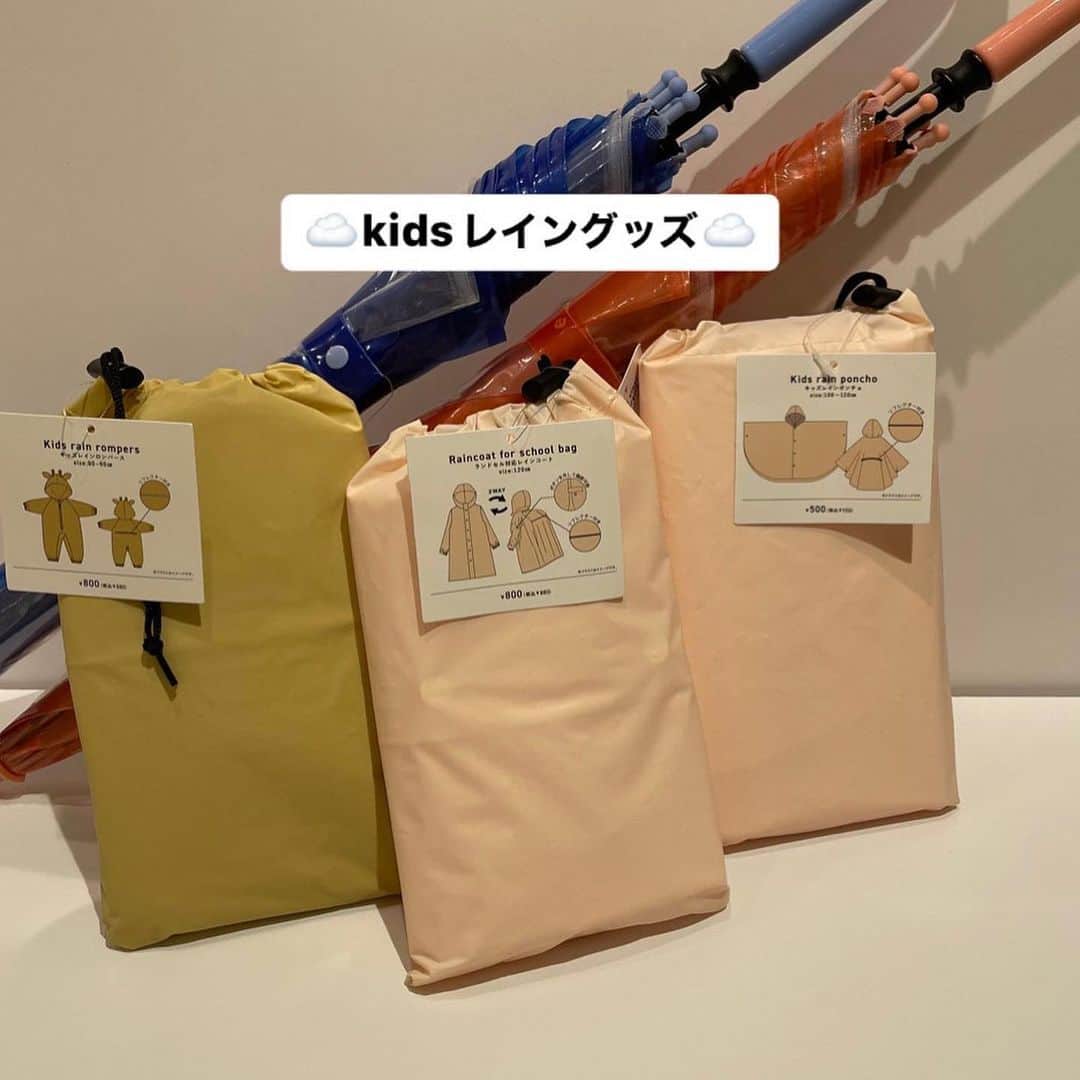 3COINS lN LUMINEのインスタグラム：「こんにちは 3COINSルミネ荻窪店です（＾_＾）  今回は、新商品のキッズレイングッズをご紹介致します☔️⭐️  ・キッズビニール傘　BL OR 300円 (税込　330円)  ・キッズレインポンチョ  IV SIZ:100〜120cm 500円 (税込　550円)  ・キッズレインロンパース  GIRAFFE🦒 SIZ:80〜90cm 800円 (税込　880円)  ・ランドセル対応レインコート  IV SIZ:120cm 800円 (税込　880円)  ぜひお近くの店舗にお立ち寄りください！ ⚠️店舗により在庫状況が異なります  #3coins #スリコ　#スリーコインズ #レイングッズ #レインコート」