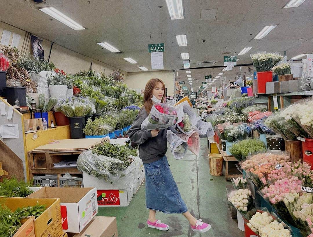 ユン・ウネのインスタグラム：「요즘 꽃시장이 너무 좋네~🌸🌷🌺🌼 직접 만드는 꽃다발❣️」