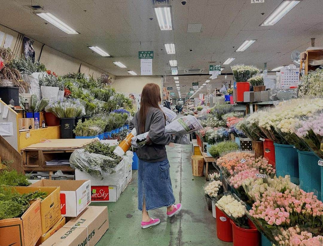 ユン・ウネさんのインスタグラム写真 - (ユン・ウネInstagram)「요즘 꽃시장이 너무 좋네~🌸🌷🌺🌼 직접 만드는 꽃다발❣️」5月26日 15時02分 - y1003_grace