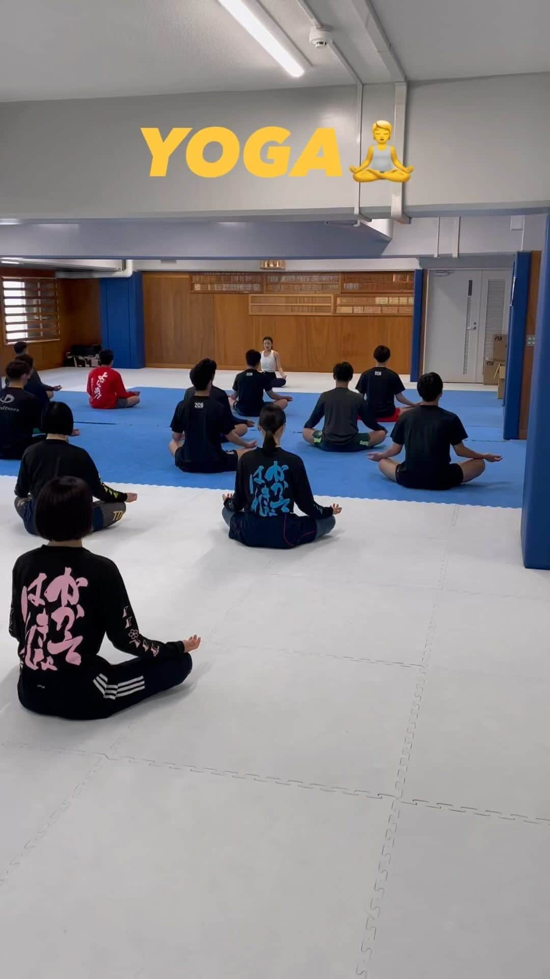 荒賀龍太郎のインスタグラム：「空手🥋×YOGA🧘 thank you サヨ🤝 成長した姿が見れて良かった👍  空手部OGのサヨがヨガインストラクターになったので、学生に対してヨガ教室をしてくれました。 自分の身体と心を上手くコントロールする。自分と向き合う。 空手にも繋がることで大切だと感じました。  京都でヨガをしたいなら是非彼女へ🧘‍♀️@peanutbutter34_‼︎  #空手#ヨガ#yoga#京都#コラボ#身体#心#調和」