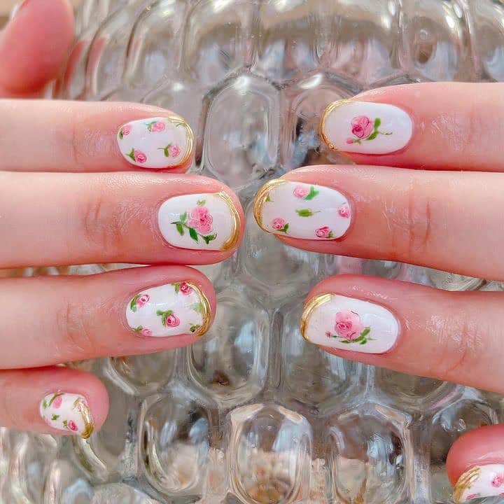 山井祥子さんのインスタグラム写真 - (山井祥子Instagram)「NEW NAIL💐 陶器のお皿みたいな爪。 ちょっぴりレトロでかわいい。  #newnails  #薔薇ネイル  #陶器ネイル」5月26日 15時05分 - shoko_yamai