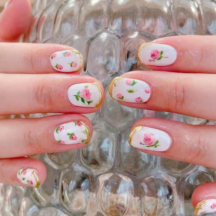 山井祥子のインスタグラム：「NEW NAIL💐 陶器のお皿みたいな爪。 ちょっぴりレトロでかわいい。  #newnails  #薔薇ネイル  #陶器ネイル」