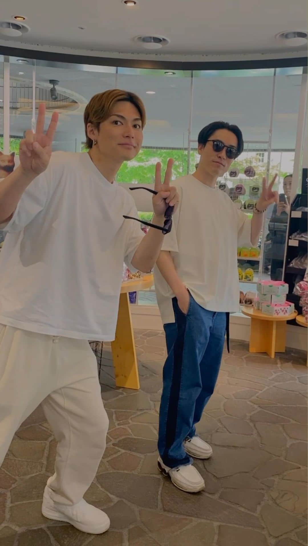 のインスタグラム：「#twilightcinema 北海道公演 ありがとうございました🌈  そして今日は Yagienとアメコの POP UPさせていただいている Hello,New Day.さんに SHOKICHIと行きました😊🌈  ラジオも録ったのでお楽しみに！  EXPG SAPPORO校にもお邪魔して AKIRAのお渡し会に ちょっと参戦させていただきました😎  北海道満喫☀️  明日は一ノ関で会いましょう！」