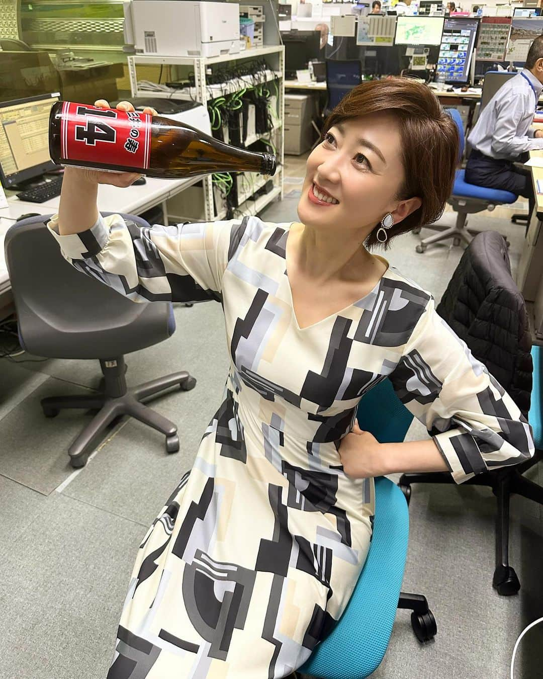 池尻和佳子さんのインスタグラム写真 - (池尻和佳子Instagram)「「スラムダンク」の大ヒットで入手困難になっている「三井の寿」の純米吟醸＋14、この後の「タダイマ！」で紹介します‼︎  #日本酒#大刀洗町#みいの寿#三井の寿#井上 さん #取材ご協力#ありがとうございます#一升瓶#山田錦 #スラムダンク#+14#世界的大ヒット#映画#中国#韓国 #リユース#進めたい#アナウンサー#池尻和佳子#rkb」5月26日 15時17分 - wakako_ikejiri_rkb