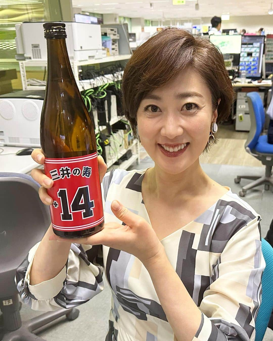 池尻和佳子さんのインスタグラム写真 - (池尻和佳子Instagram)「「スラムダンク」の大ヒットで入手困難になっている「三井の寿」の純米吟醸＋14、この後の「タダイマ！」で紹介します‼︎  #日本酒#大刀洗町#みいの寿#三井の寿#井上 さん #取材ご協力#ありがとうございます#一升瓶#山田錦 #スラムダンク#+14#世界的大ヒット#映画#中国#韓国 #リユース#進めたい#アナウンサー#池尻和佳子#rkb」5月26日 15時17分 - wakako_ikejiri_rkb