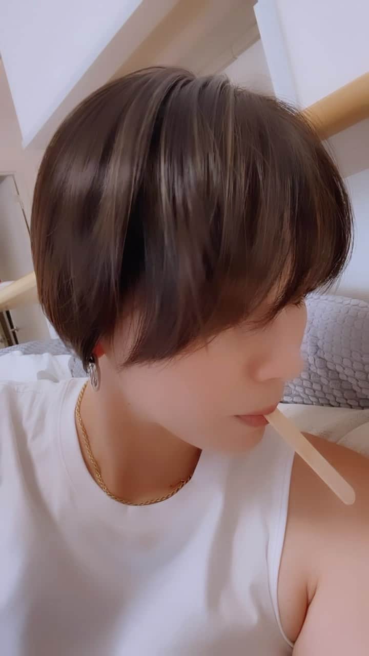 赤松悠実のインスタグラム：「new hair 🖤 ショート継続。 念願の地毛ハイライト✨  @__kyokoli__  初めまして🤍」