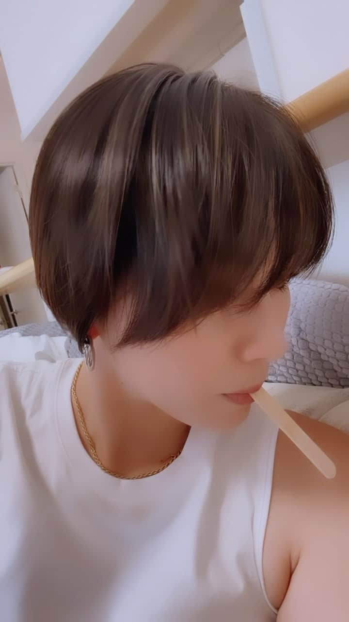 のインスタグラム：「new hair 🖤 ショート継続。 念願の地毛ハイライト✨  @__kyokoli__  初めまして🤍」